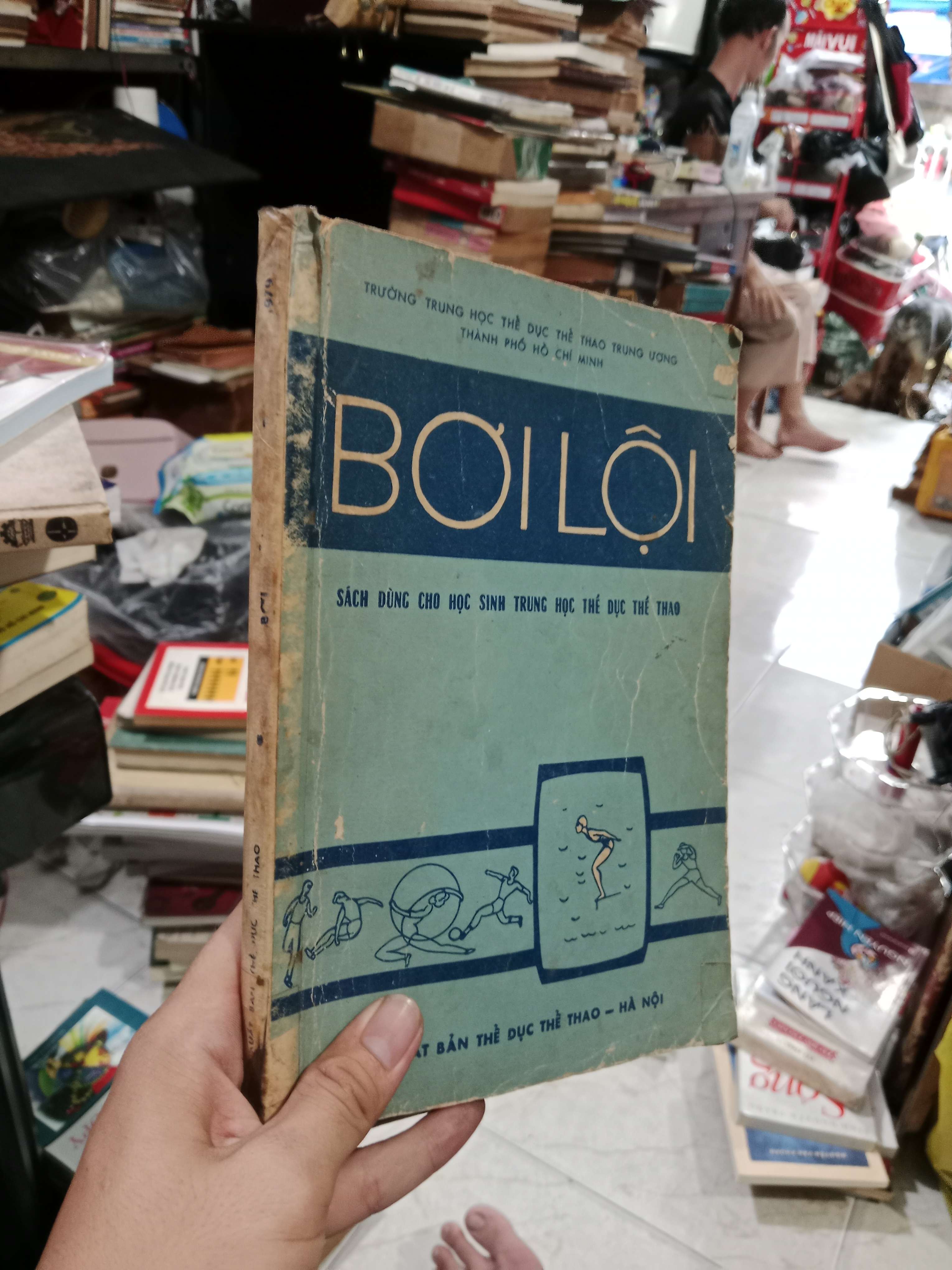 Bơi lội 1979 mới 70%, tróc gáy (Sách giáo khoa - giáo trình) KSX