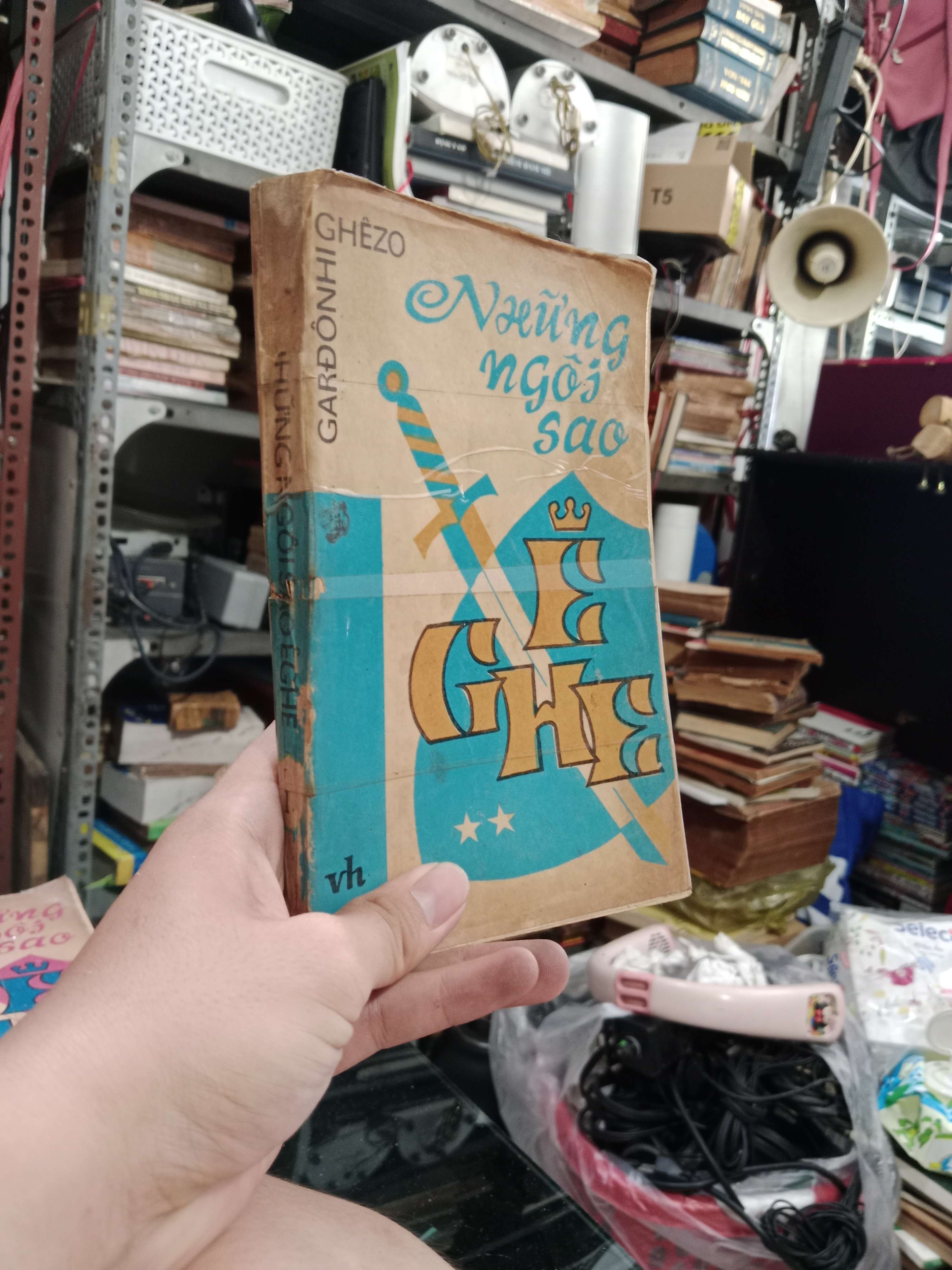 Những ngôi sao Ê ghê tập 2- Ghiôzơ Garđônhi 1987 mới 70%, có chữ (Sách văn học) KSX