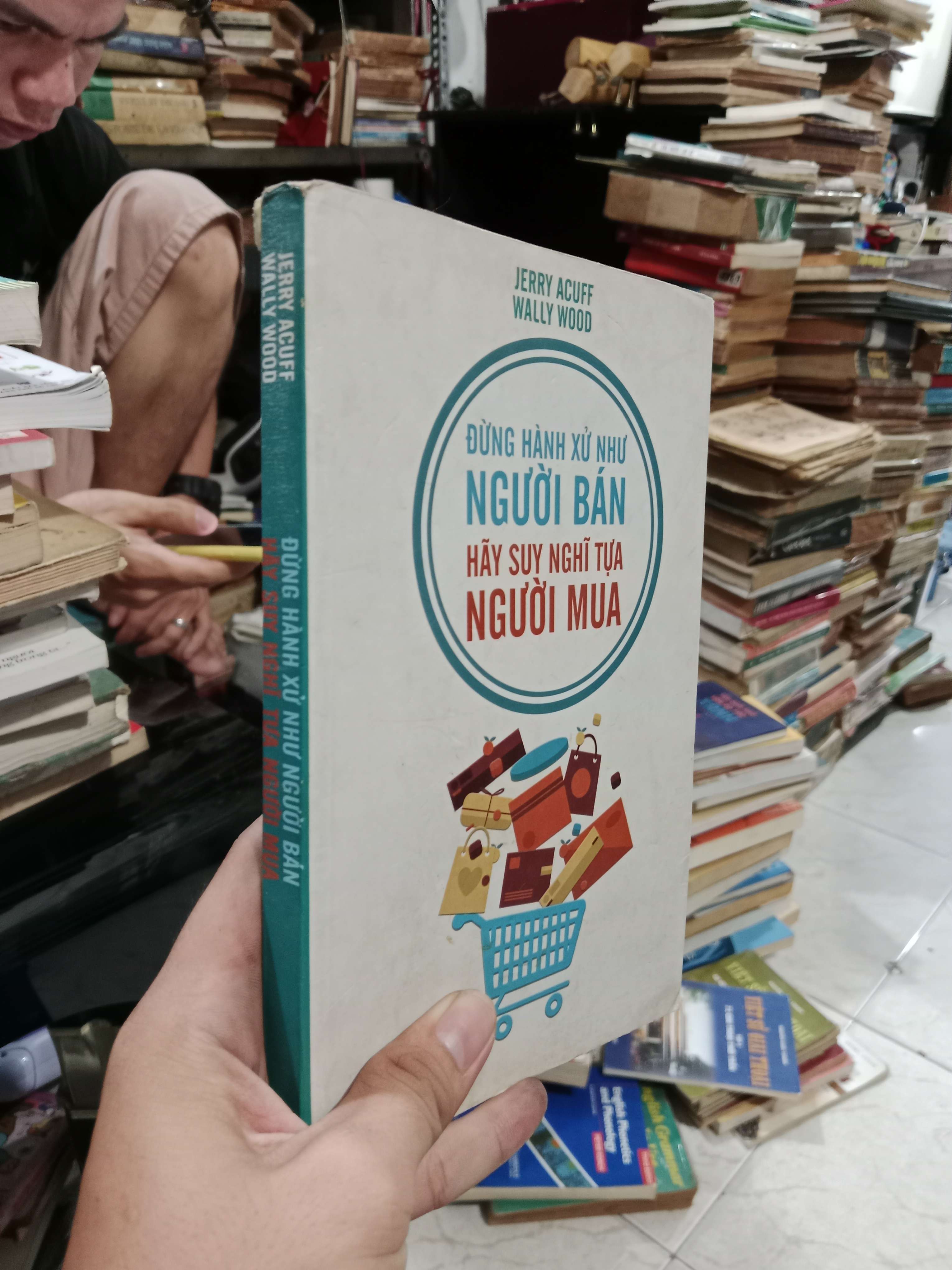 Đừng hành xử như người bán hãy suy nghĩ tựa người mua - Jerry Acuff, Wally Wood 2015 mới 80% (Kinh doanh - Marketing) KSX