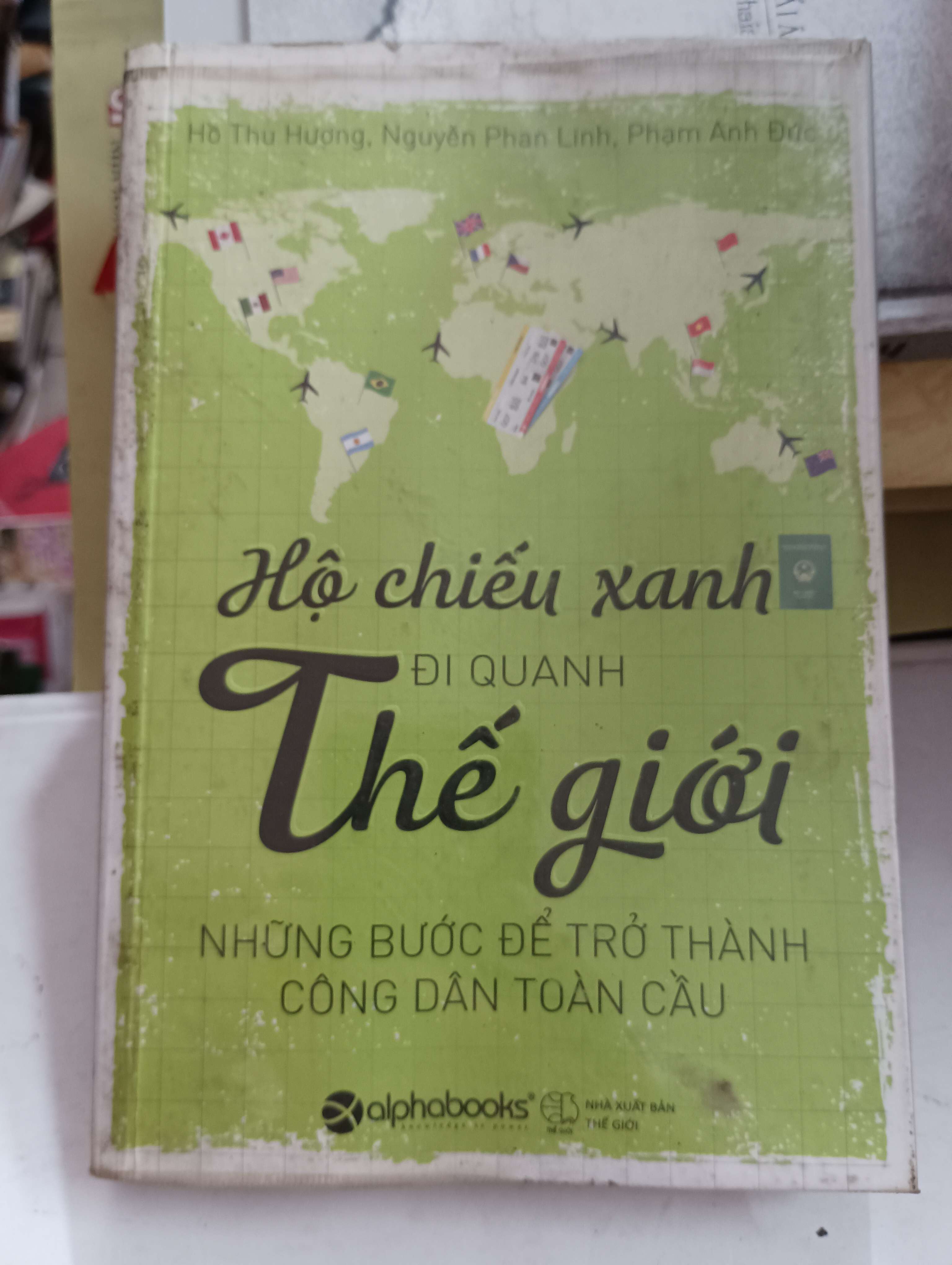 Hộ chiếu xanh đi quanh thế giới: Những bước để trở thành công dân toàn cầu - Hồ Thu Hương, Nguyễn Phan Linh, Phạm Ánh Đức 2016 Mới 80% (Kỹ năng sống) OKB-K8T3