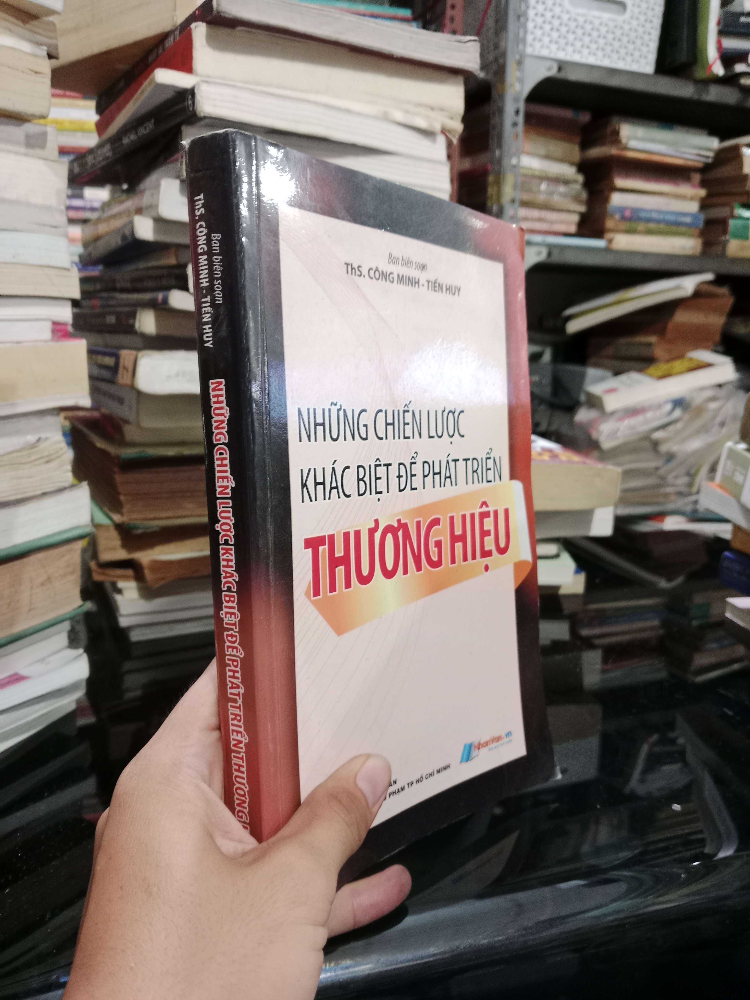 Những chiến lược khác biệt để phát triển thương hiệu - Công Minh, Tiến Huy 2013 mới 70%, có chữ, gạch chân (Kinh doanh - Marketing) KSX