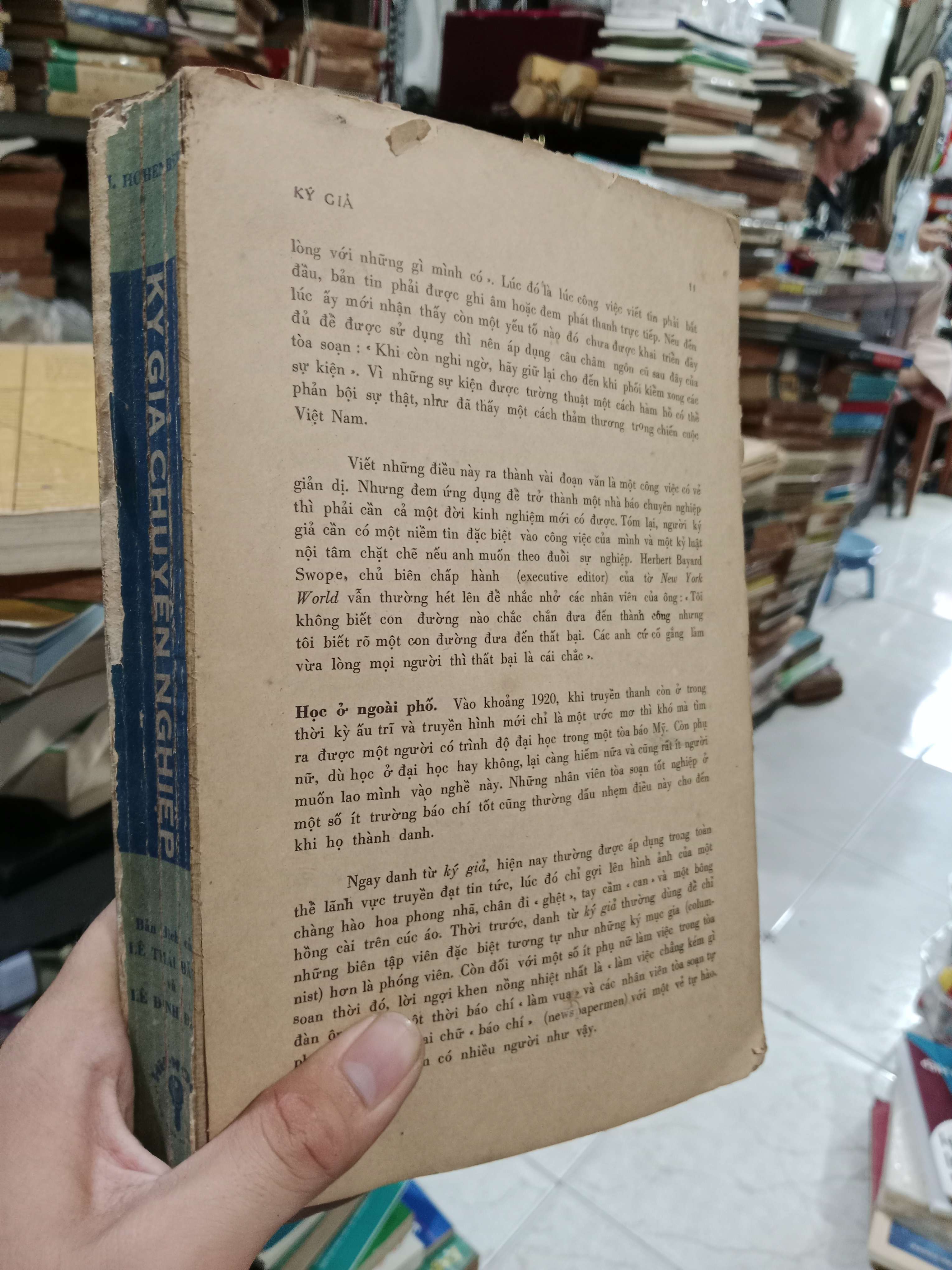 Ký giả chuyên nghiệp - John Hohenberg 1974 mới 60%, mất bìa (Sách giáo khoa - giáo trình) KSX