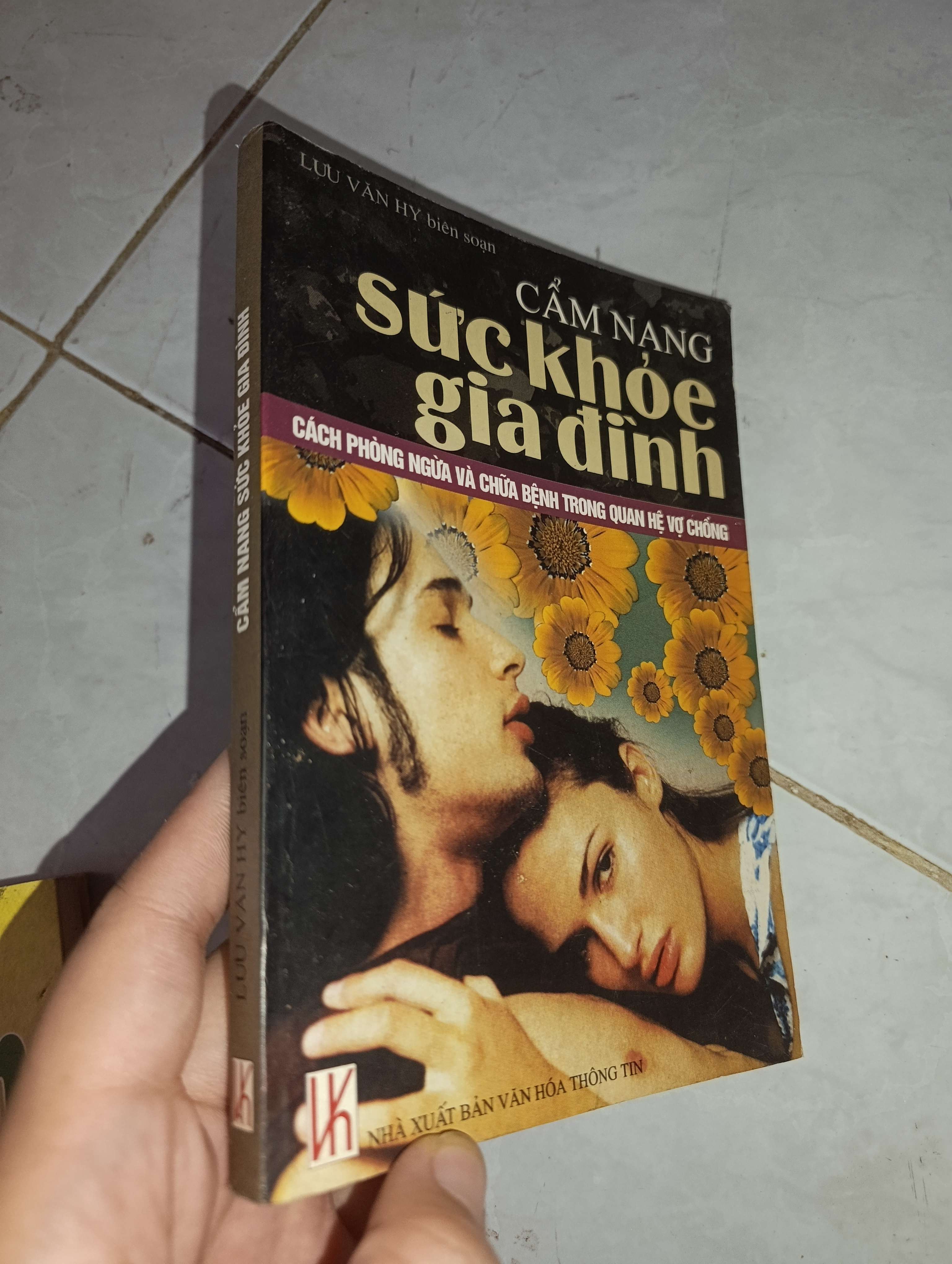 Cẩm nang sức khỏe gia đình-Lưu Văn Hy 2004 Mới 80%. bị ố vàng nhẹ (Sách Y học - Sức khỏe - Thể thao) GZB