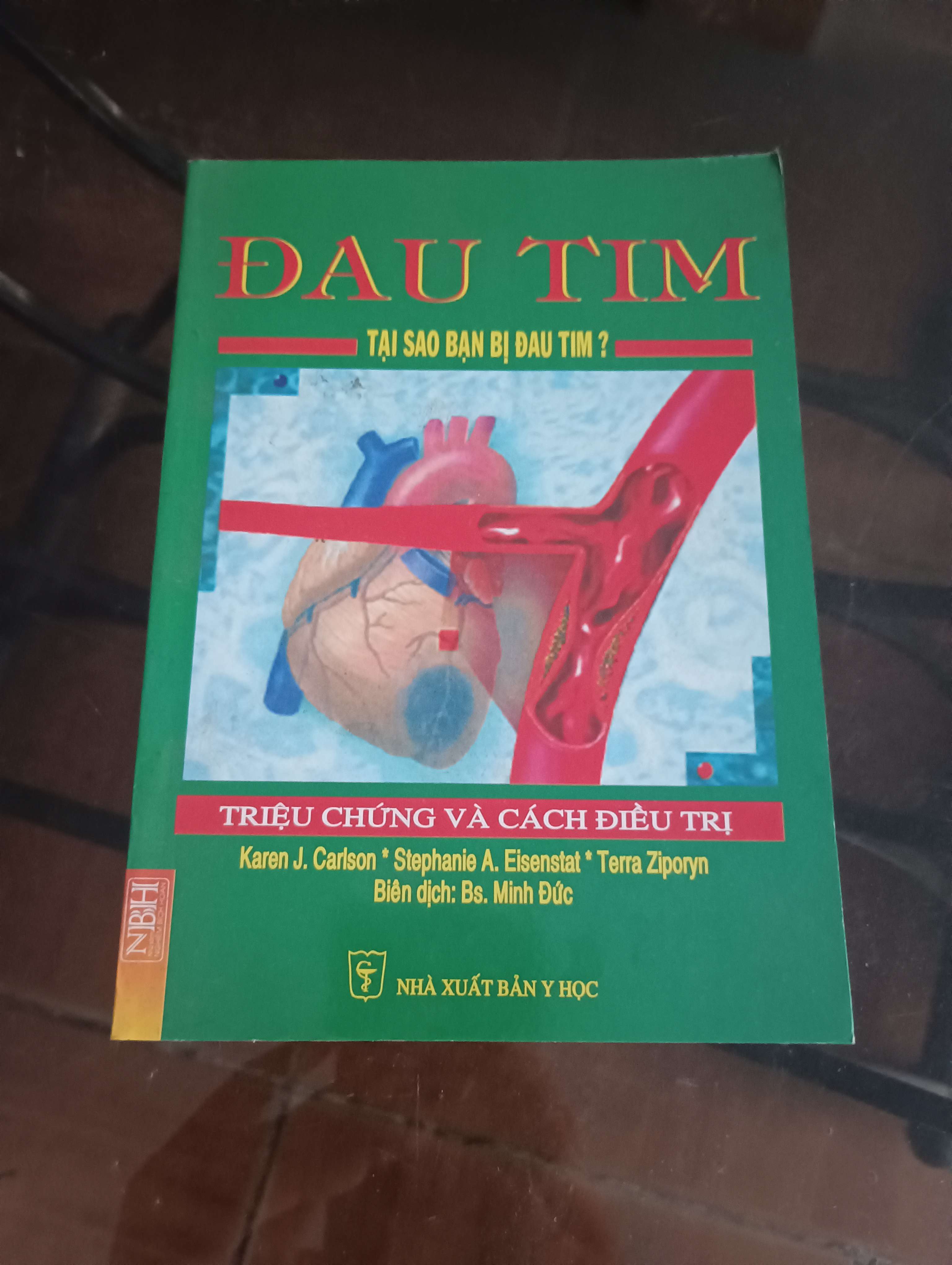 Đau tim - Tại sao bạn bị đau tim? Triệu chứng và cách điều trị - Karen J. Carlson - Stephanie A. Eisenstat - Terra Ziporyn 2011 (Sách Y học - Sức khỏe - Thể thao) VAVO