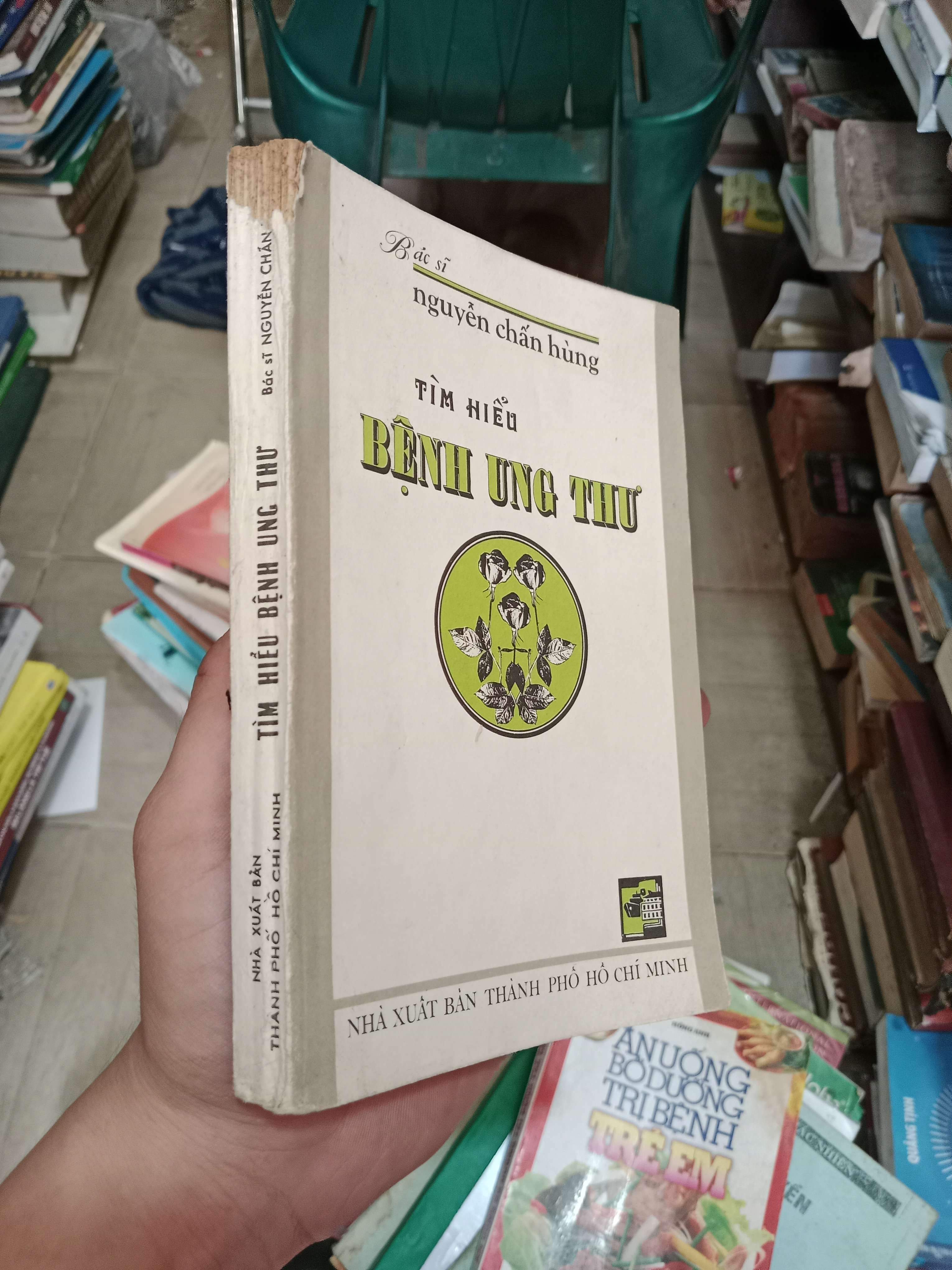 Tìm hiểu bệnh ung thư - Bác sĩ Nguyễn Chấn Hùng 1984 Mới 70%, gáy xấu (Sách văn học) OKB-K4T2