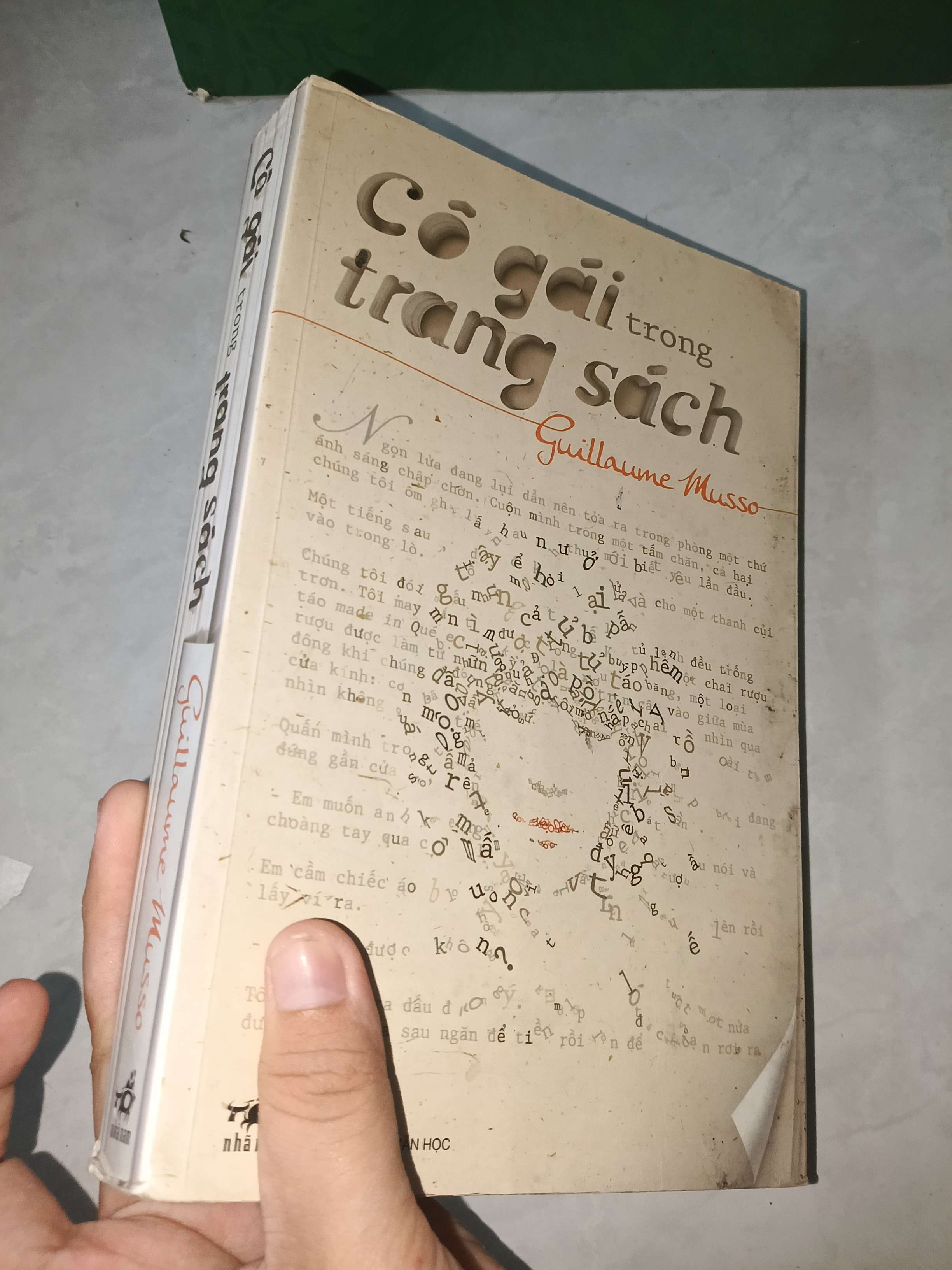 Cô gái trong trang sách - Guillaume Musso 2012 mới 70% ố vàng nhẹ có rách gáy nhẹ (Văn học nước ngoài) GZB