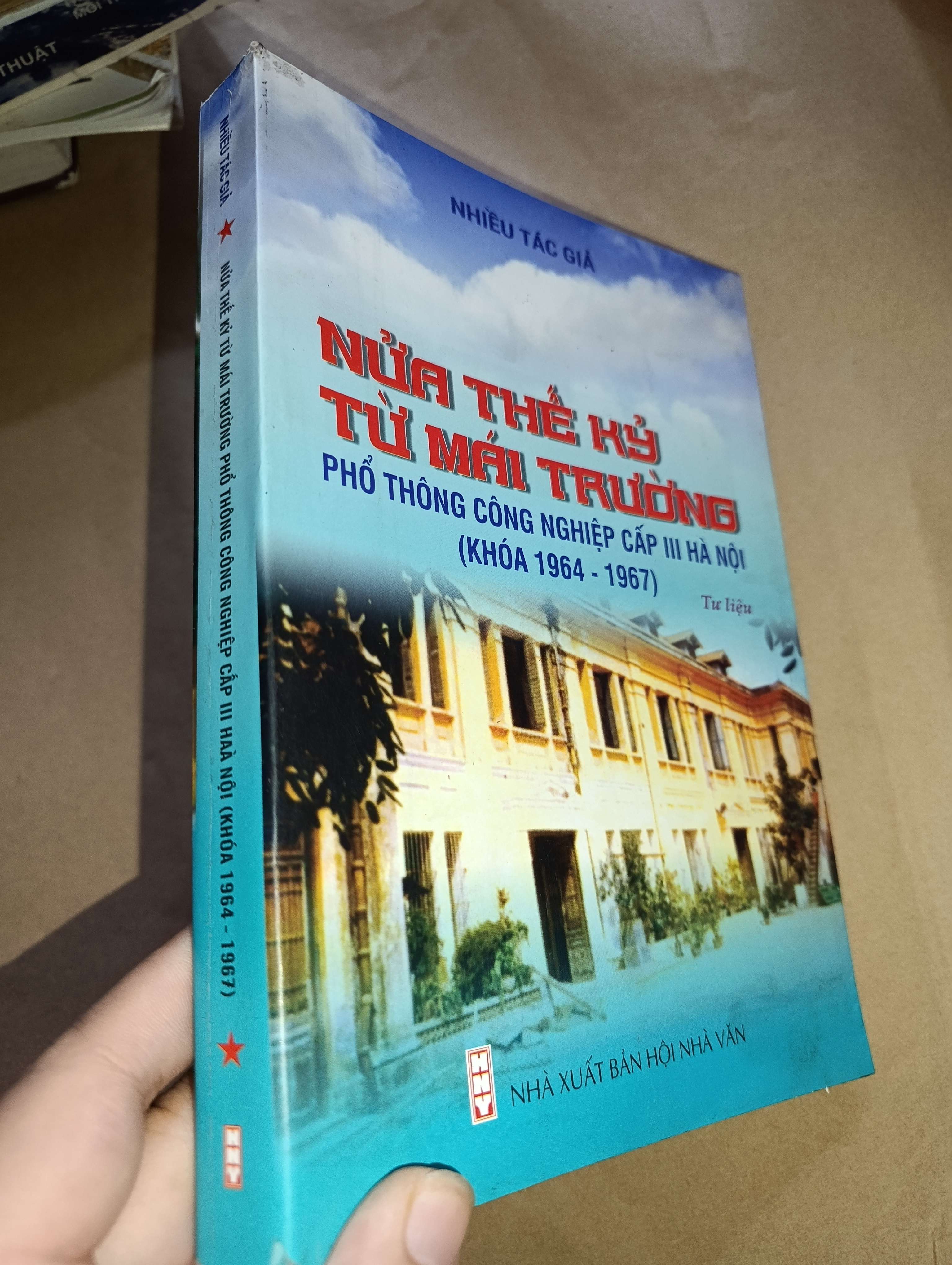 Nửa thế kỷ từ mái trường phổ thông công nghiệp cấp 3 Hà Nội-nhiều tác giả 2017 Mới 80% (Sách lịch sử - triết học) GZB