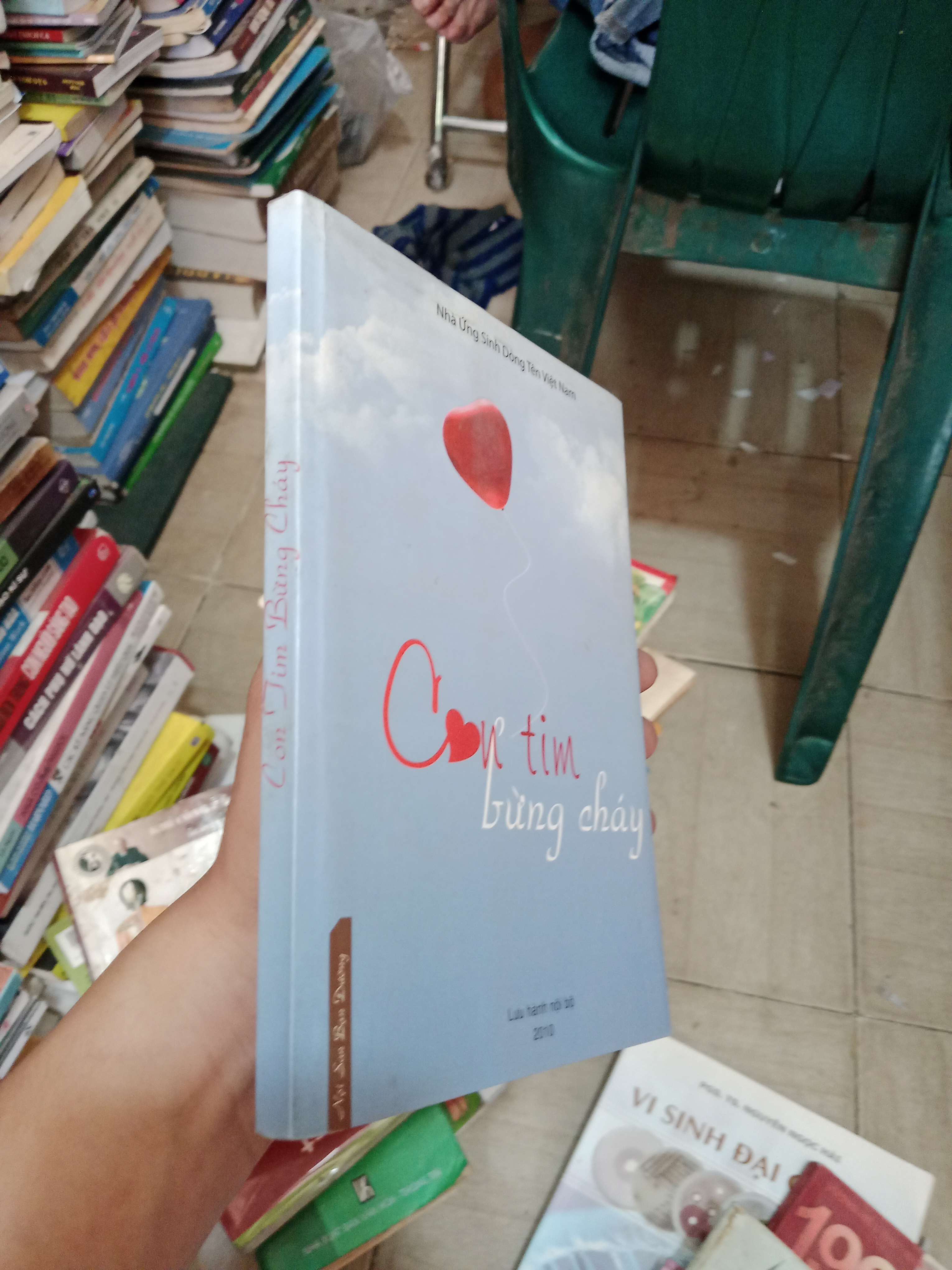 Con tim bừng cháy - Nhà Ứng Sinh Dòng Tên Việt Nam Mới 80% (Sách tôn giáo - tâm linh) OKB-K4T2