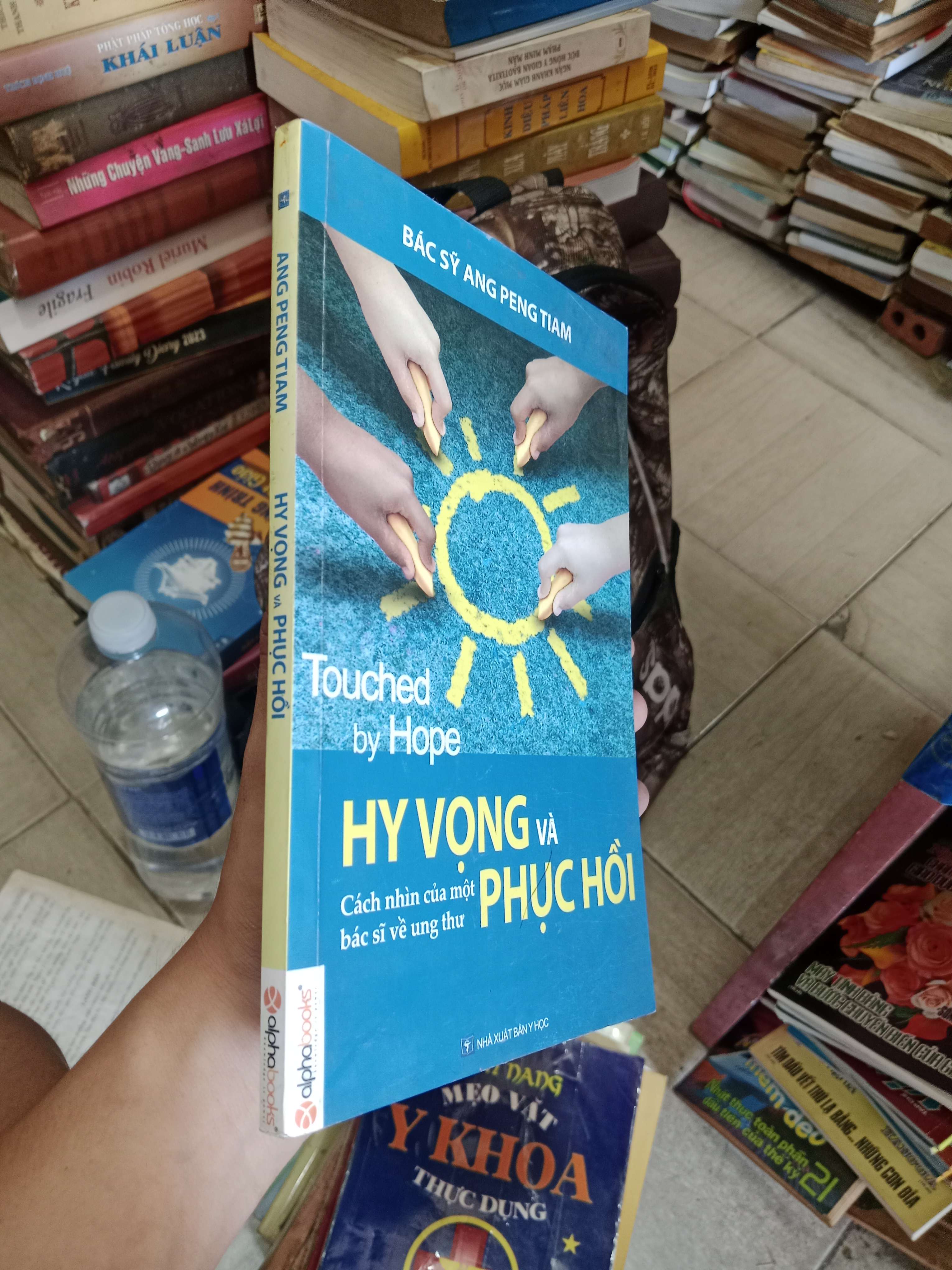 Hy vọng và phục hồi: Cách nhìn của một bác sĩ về ung thư (Touched by Hope) - Bác sĩ Ang Peng Tiam 2015 Mới 80% (Sách Y học - Sức khỏe - Thể thao) OKB-K4T2