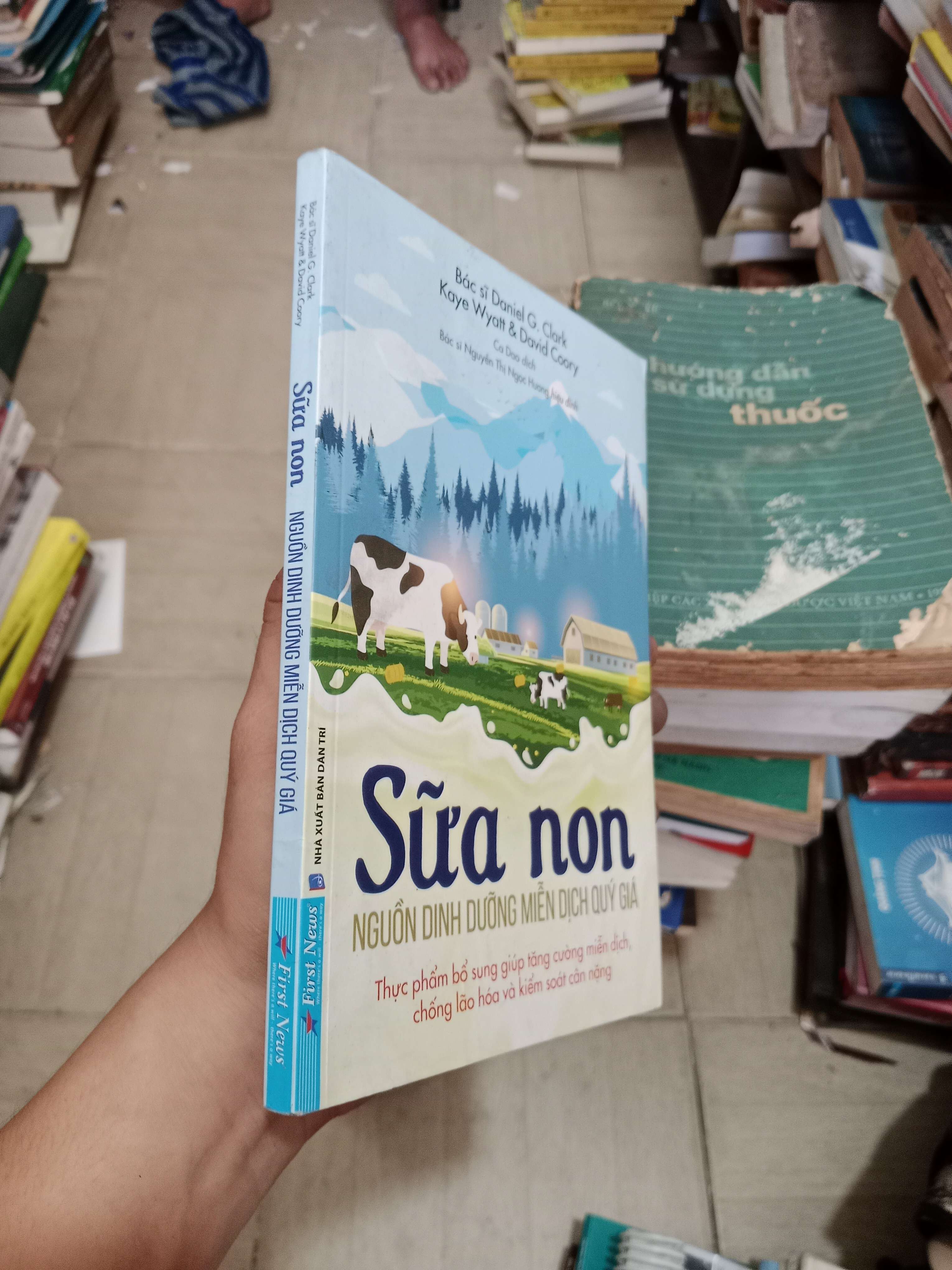 Sữa non: Nguồn dinh dưỡng miễn dịch quý giá - Bác sĩ Daniel G. Clark, Kaye Wyatt & David Coory 2022 Mới 80% (Sách Y học - Sức khỏe - Thể thao) OKB-K4T2