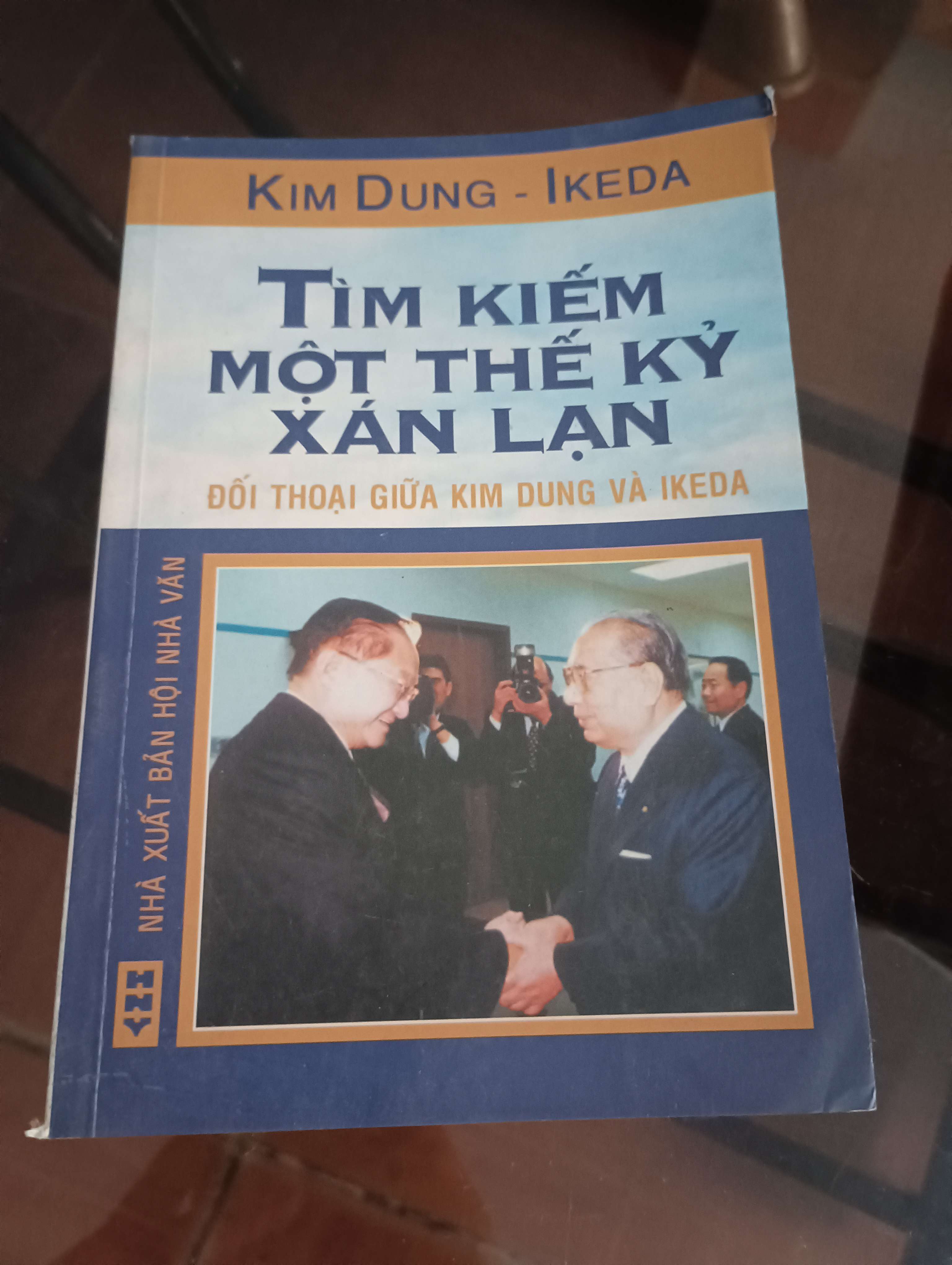 Tìm kiếm một thế kỷ xán lạn (Đối thoại giữa Kim Dung và Ikeda) - Kim Dung - Ikeda 2004 (Triết học phương đông) VAVO