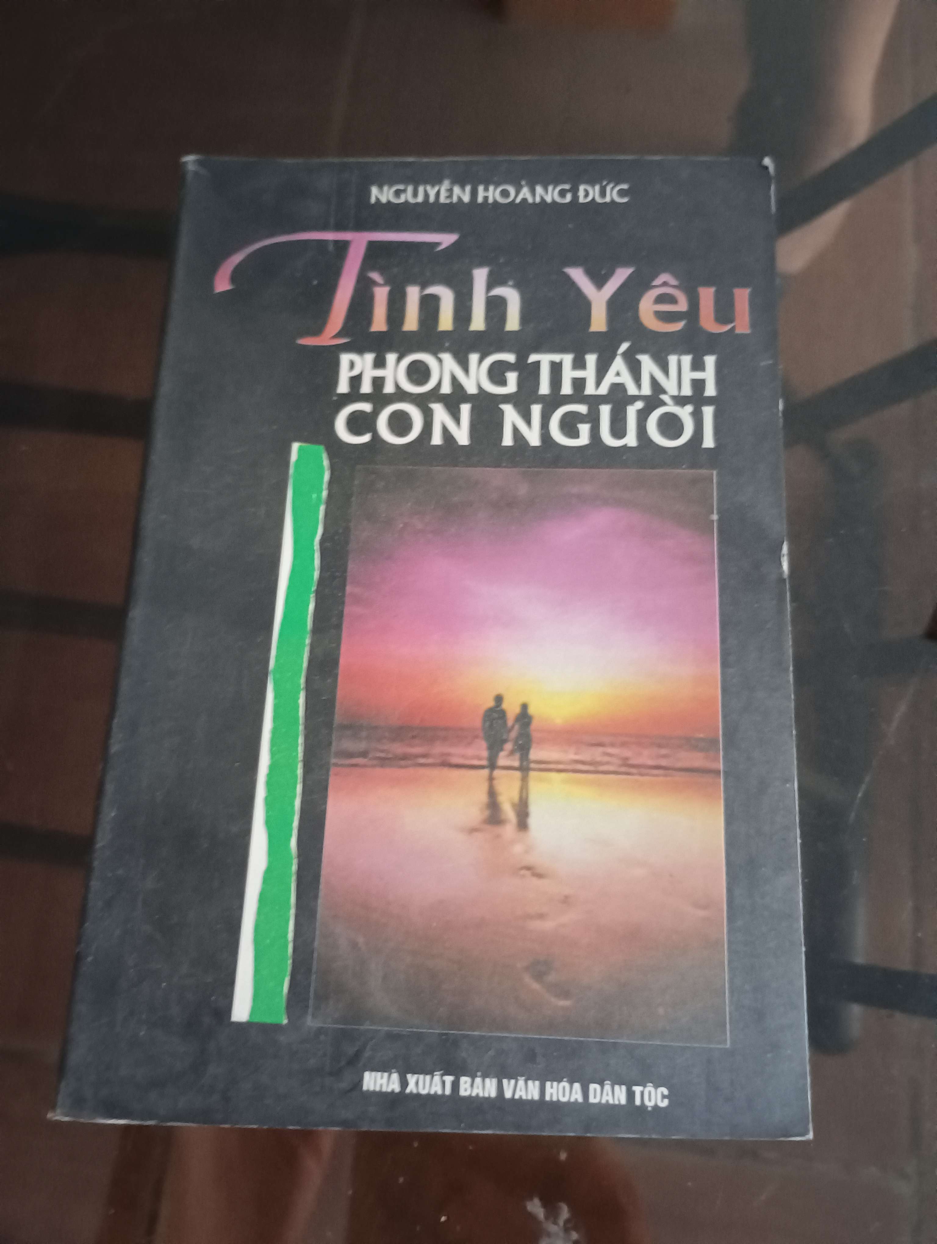 Tình yêu phong thánh con người - Nguyễn Hoàng Đức 2001 (Sách văn học) VAVO