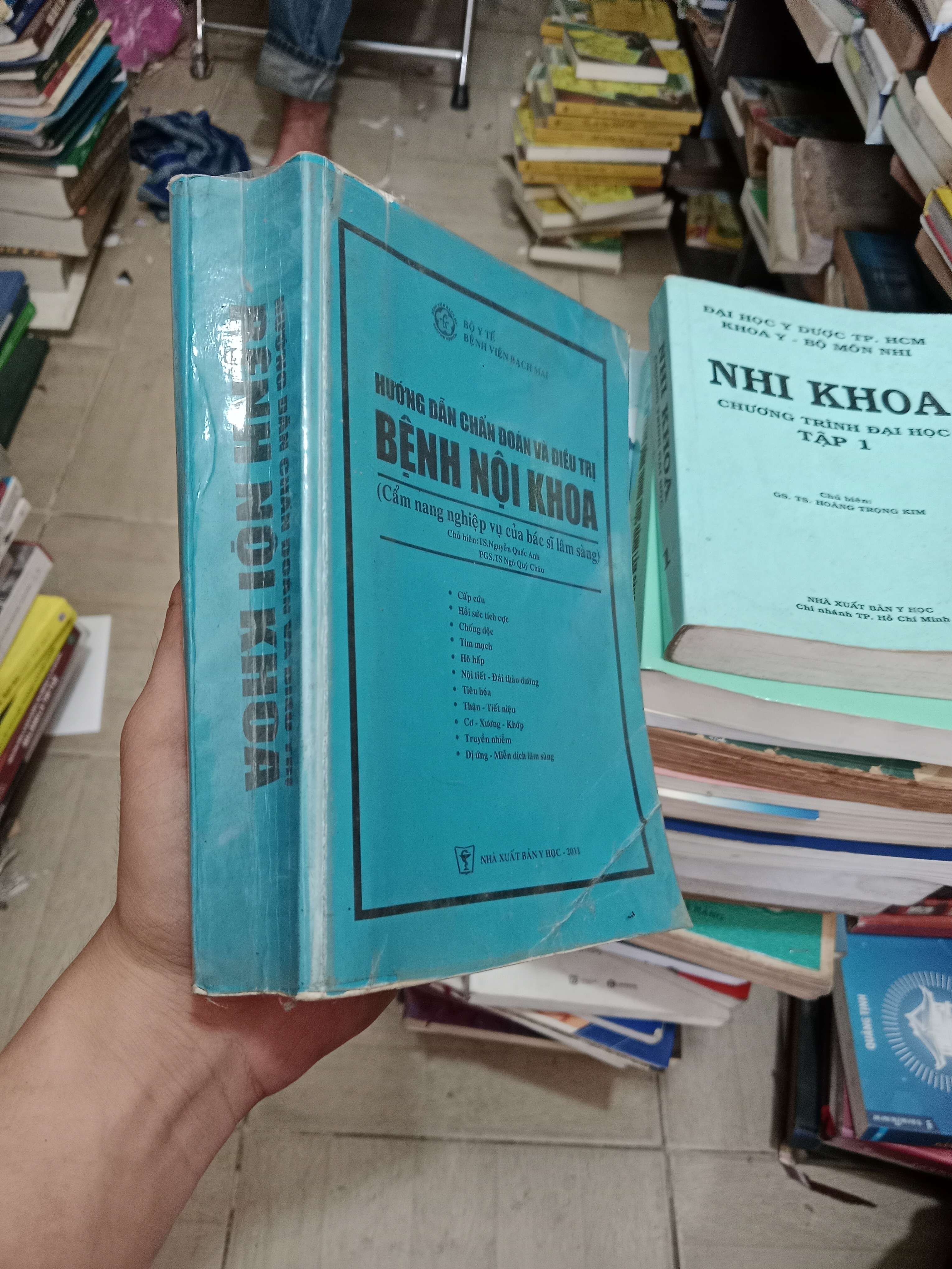 Hướng dẫn chẩn đoán và điều trị bệnh nội khoa (Cẩm nang nghiệp vụ của bác sĩ lâm sàng) - PGS. TS. Nguyễn Quốc Anh & PGS. TS. Ngô Quý Châu 2011 Mới 80% (Sách Y học - Sức khỏe - Thể thao) OKB-K4T2