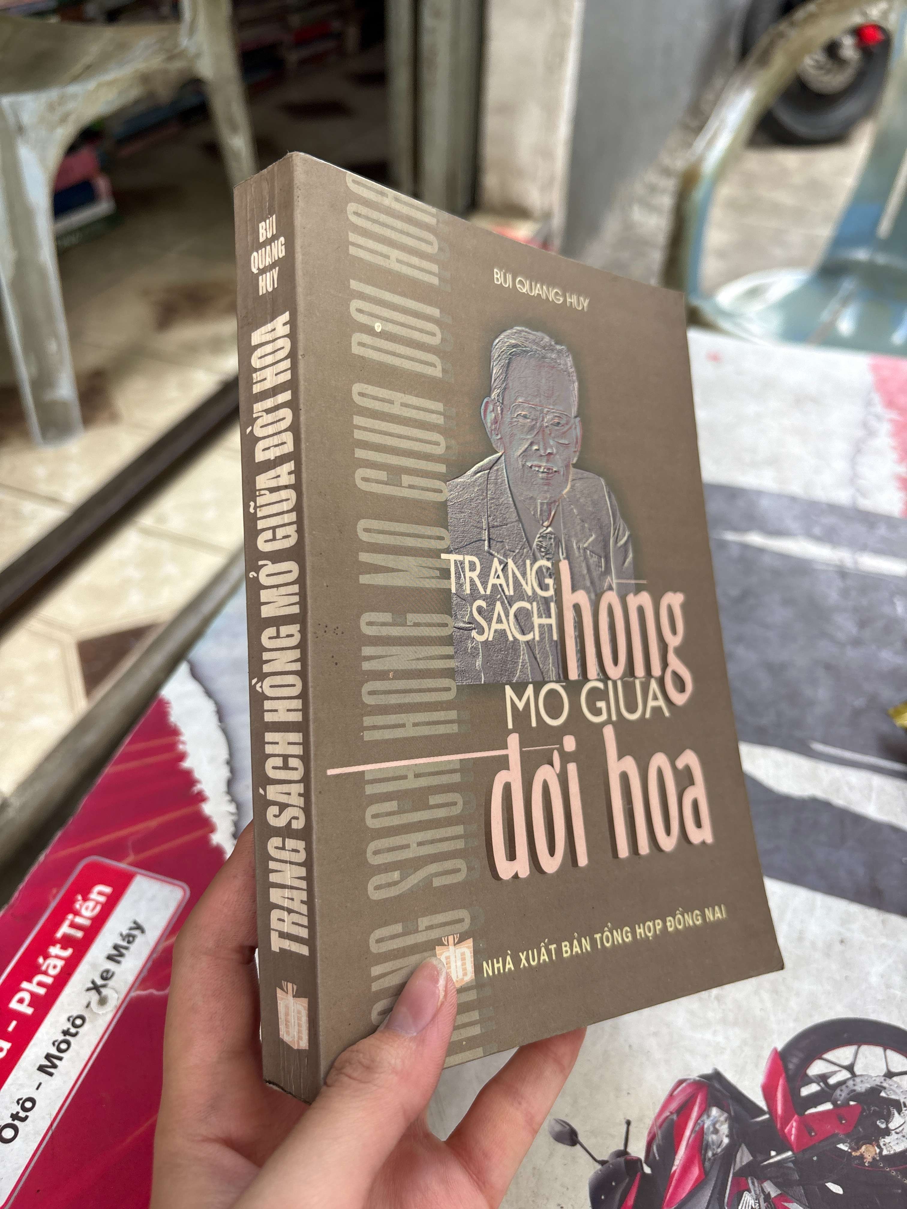 Trang sách hồng mở giữa đời hoa - Bùi Quang Huy 2002 mới 80% (Sách văn học) BGB