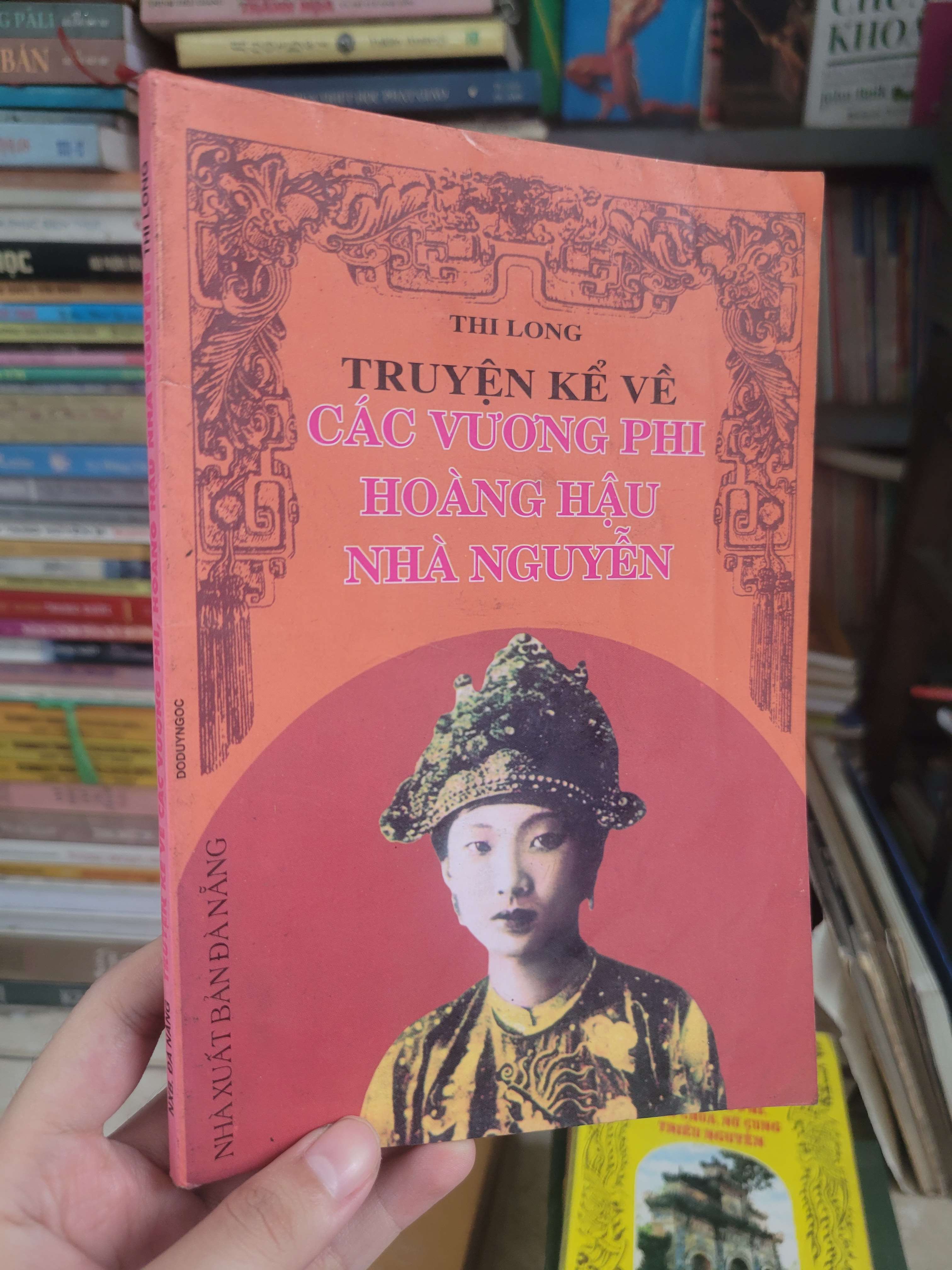 Truyện kể về các vương phi hoàng hậu nhà Nguyễn - Thi Long 2001 mới 80% (Sách lịch sử - triết học) BGB