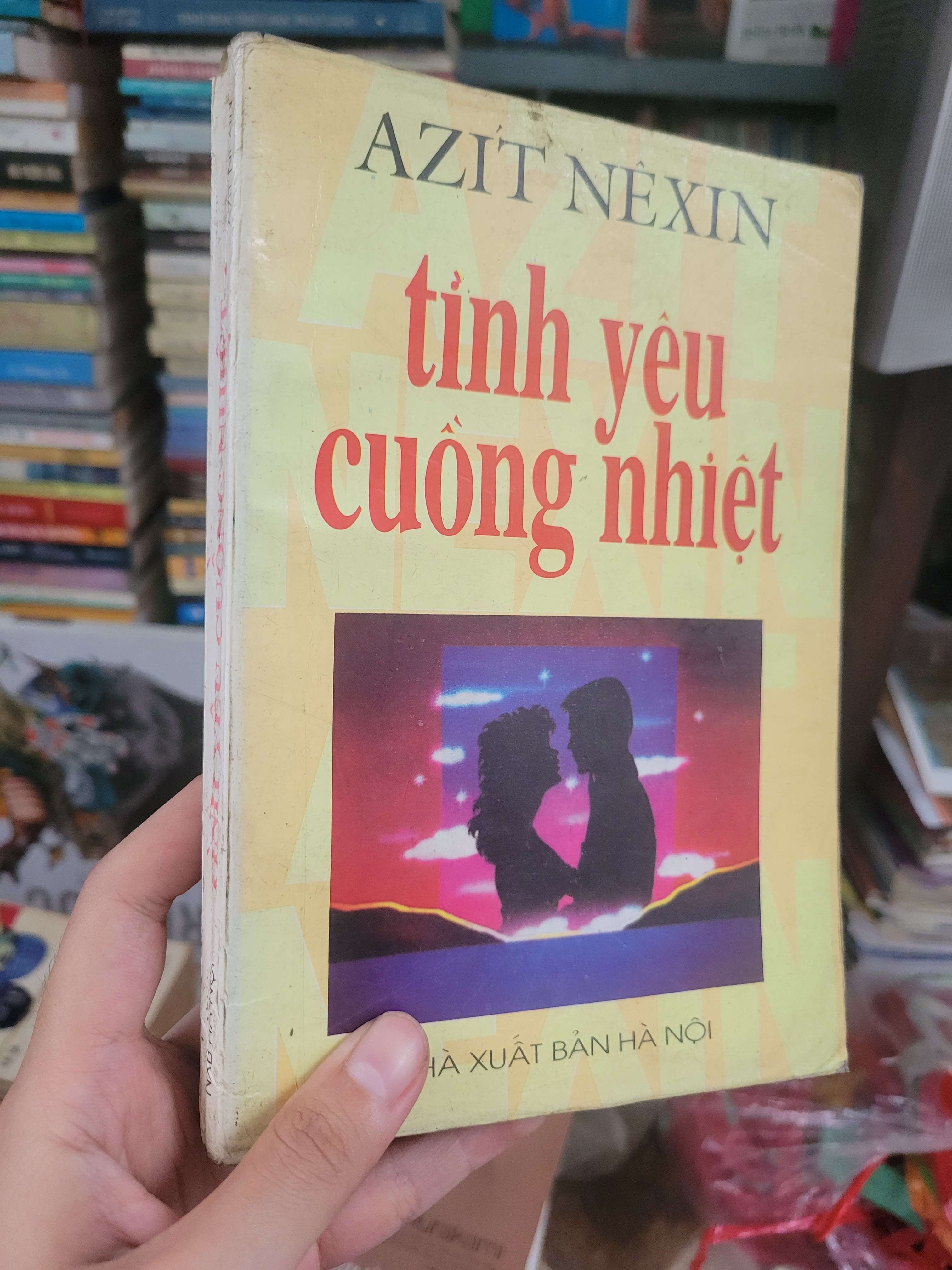 Tình yêu cuồng nhiệt - Azit Nexin 1996 mới 70% có mộc (Sách văn học) BGB