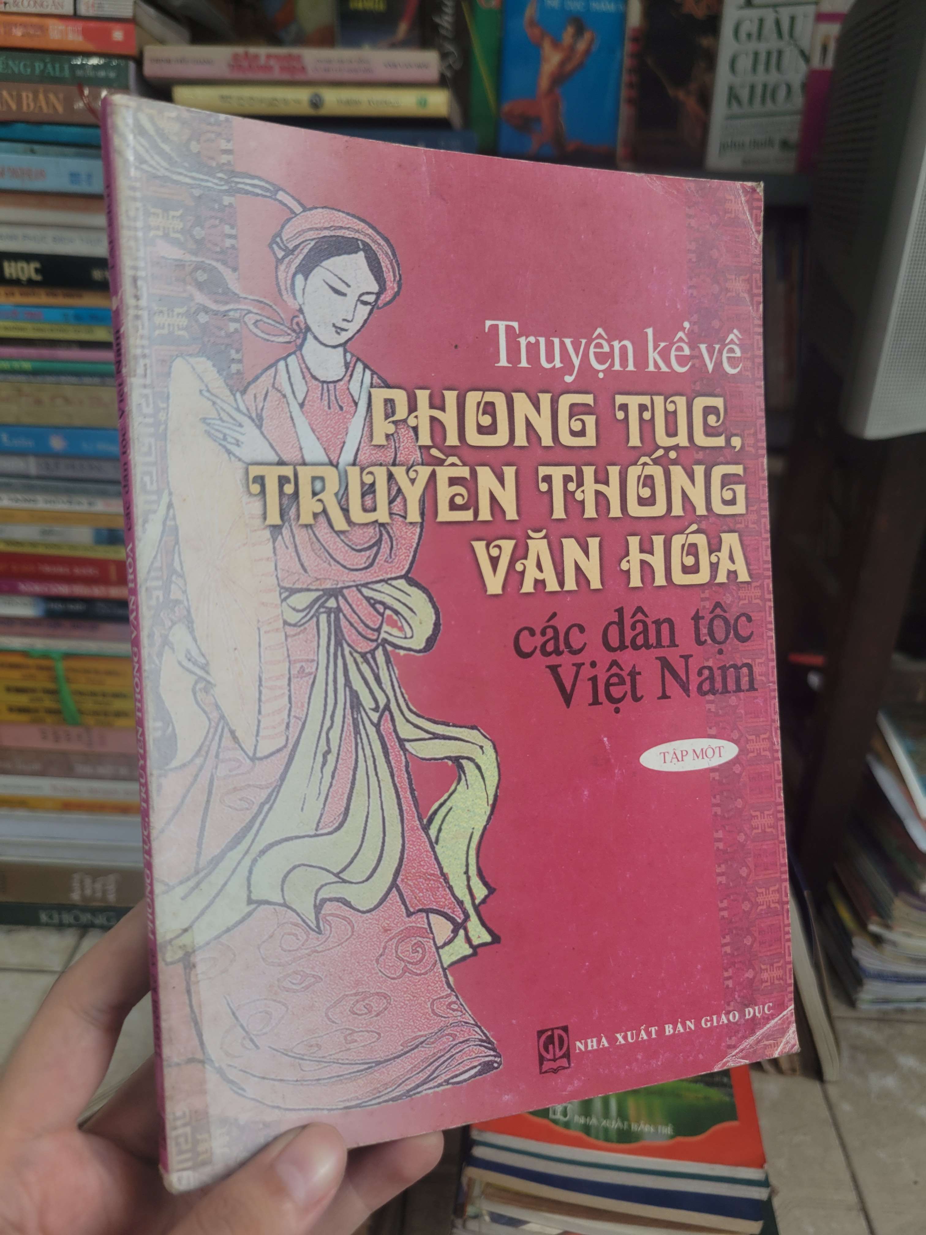 Truyện kể về phong tục, truyền thống văn hóa các dân tộc Việt Nam tập 1 2004 mới 70% có mộc (Sách lịch sử - triết học) BGB