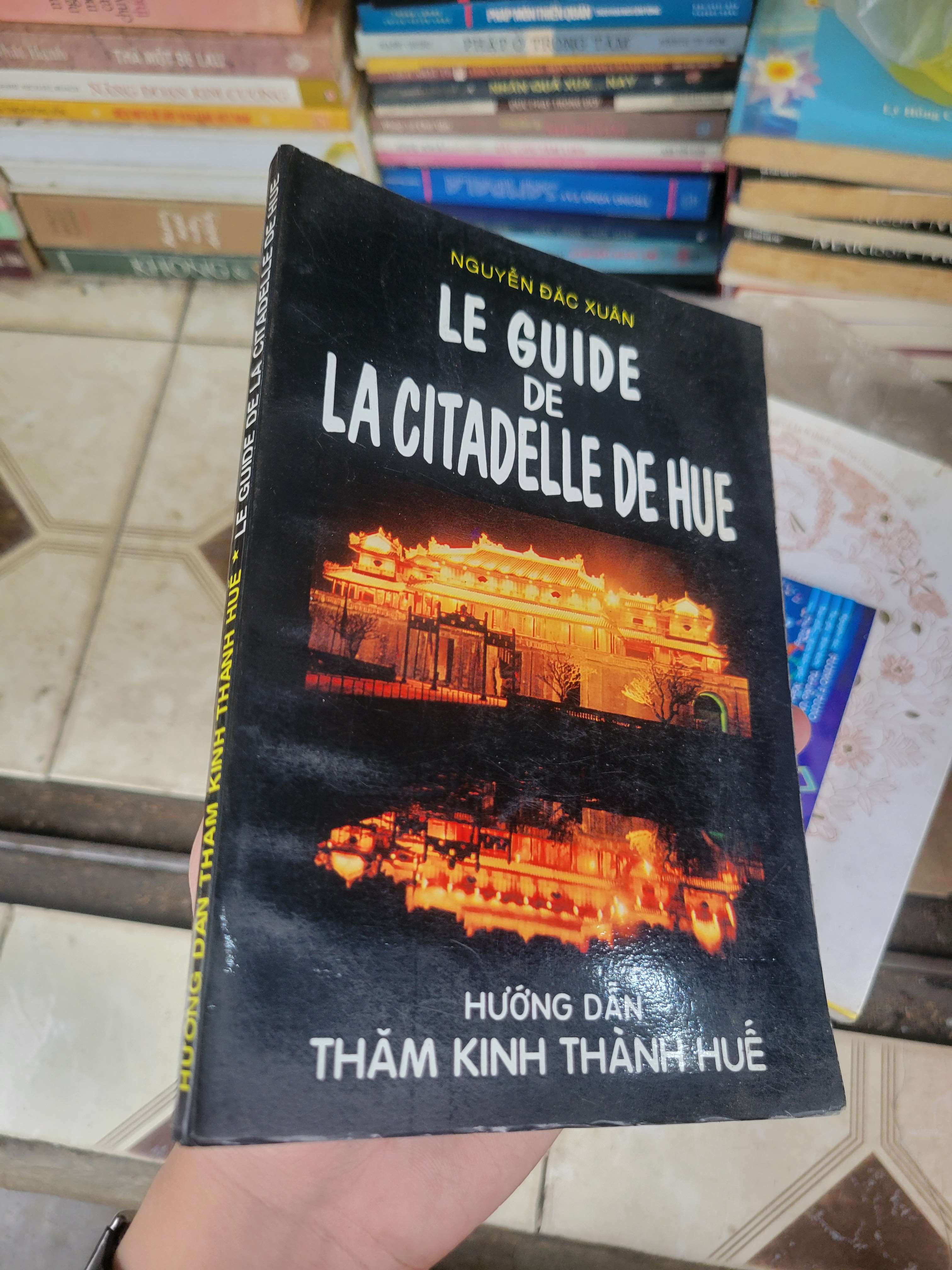 Hướng dẫn thăm kinh thành Huế - Le guide de la citadelle de Hue - Nguyễn Đắc Xuân song ngữ 1997 mới 80% (Sách kiến thức tổng hợp) BGB