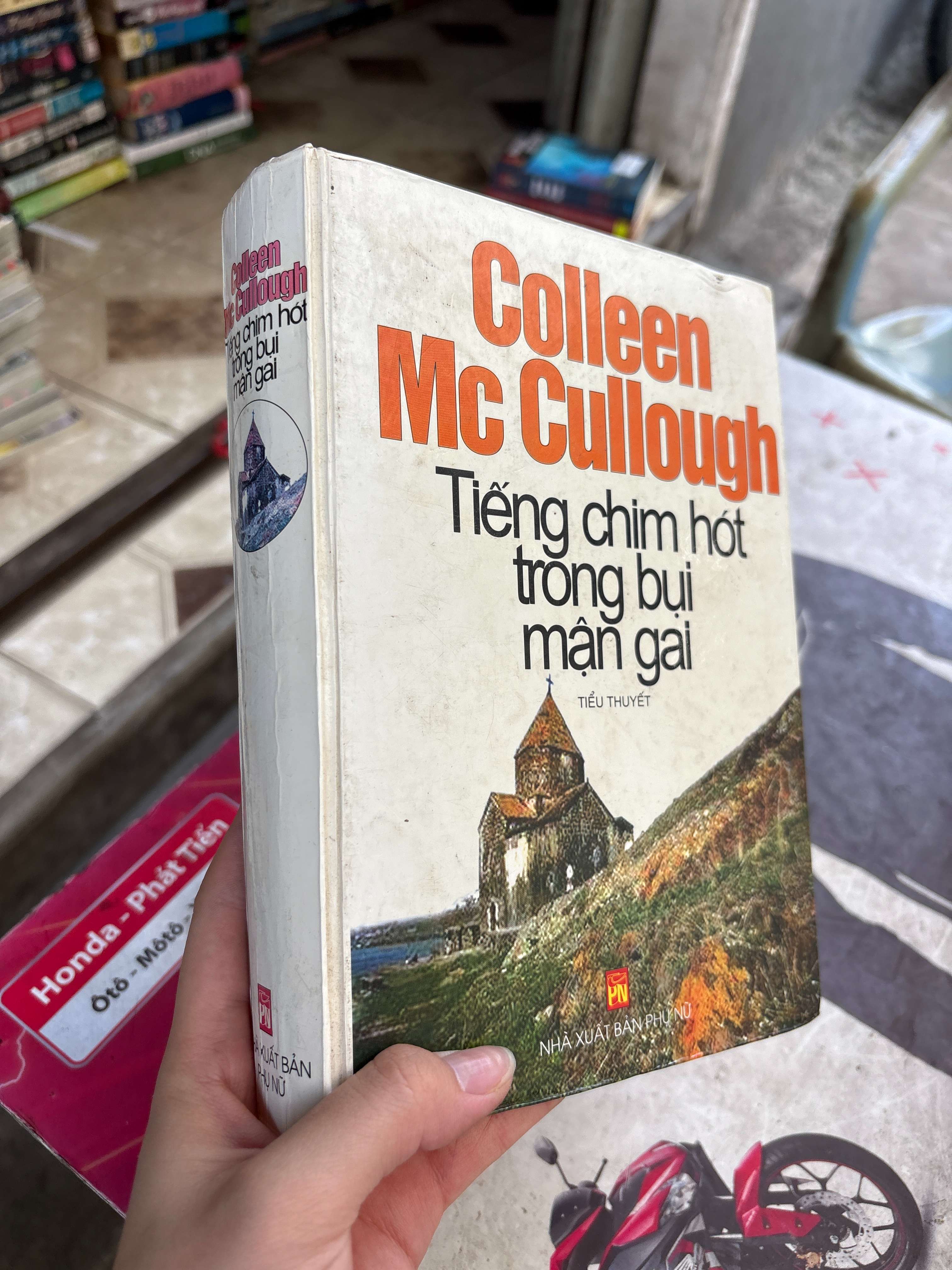 Tiếng chim hót trong bụi mận gai - Colleen McCullough 2002 bìa cứng mới 80% (Sách văn học) BGB