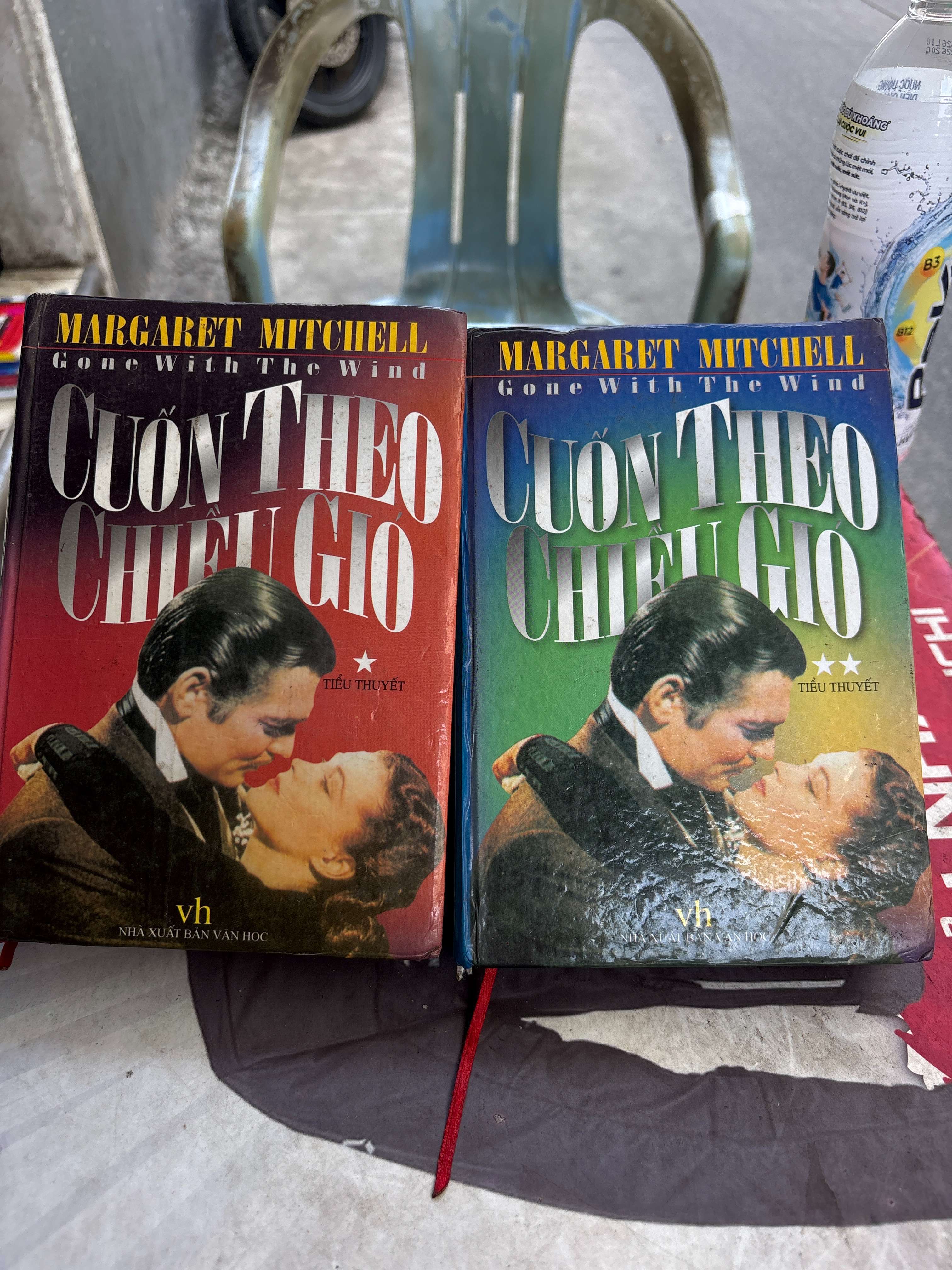 2 cuốn Cuốn theo chiều gió - Margaret Mitchell 2004 bìa cứng mới 70% tróc gáy (Sách văn học) BGB