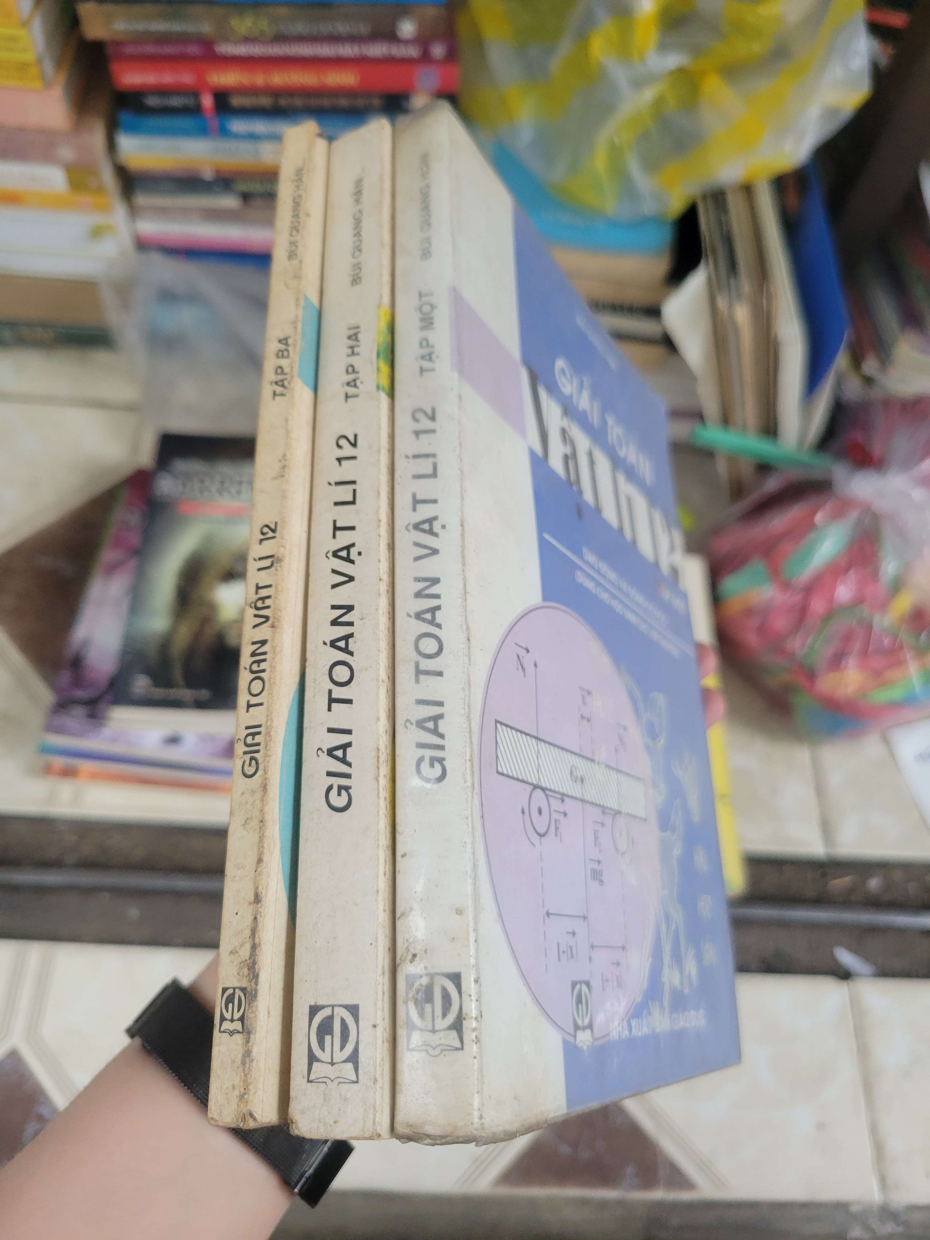 3 cuốn Giải toán vật lí 12 - Bùi Quang Hân mới 70% tróc gáy (Sách giáo khoa - giáo trình) BGB