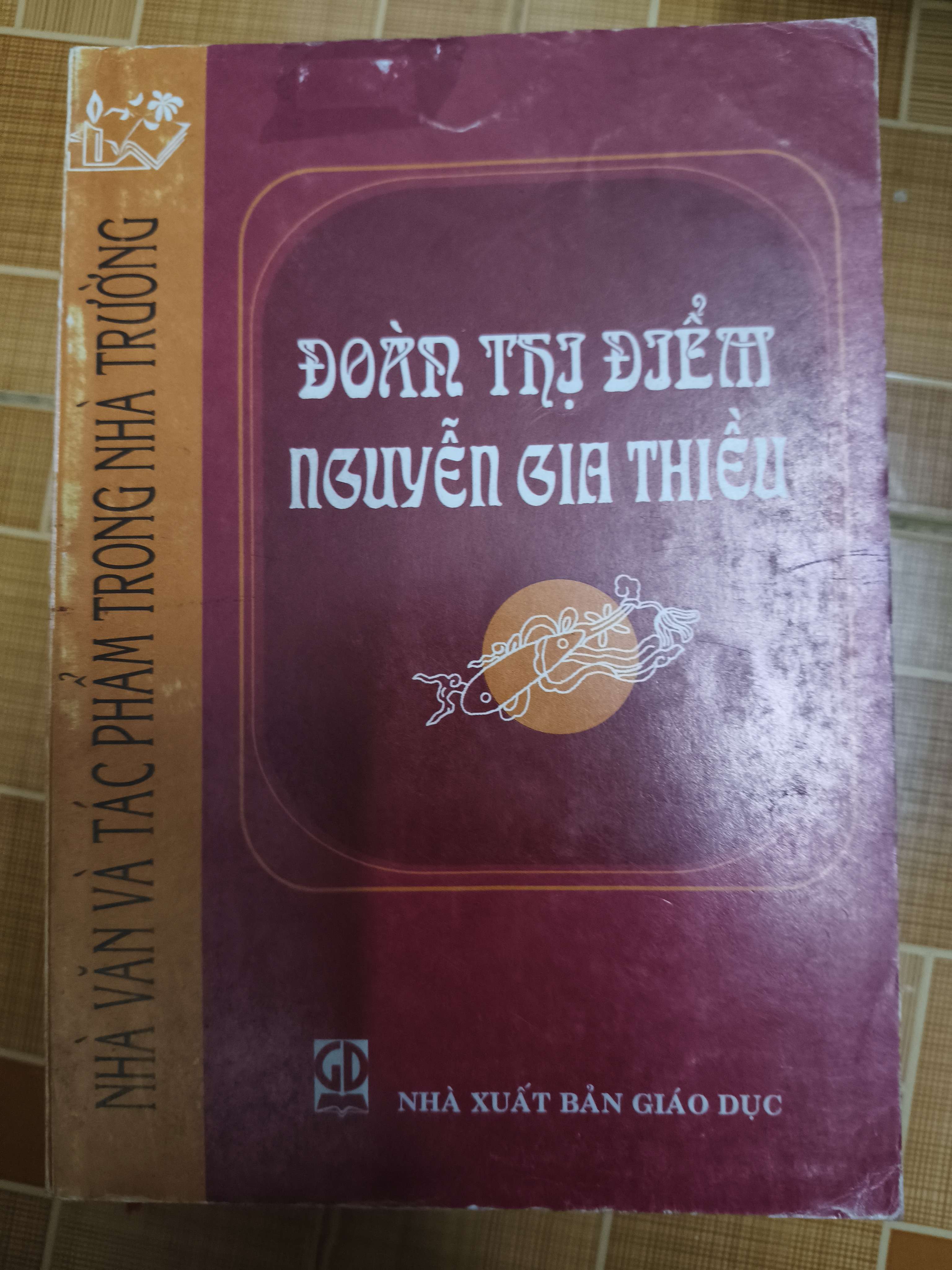 Nhà văn và tác phẩm trong nhà trường Đoàn Thị Điểm Nguyễn Gia Thiều (Sách văn học) ANTQ