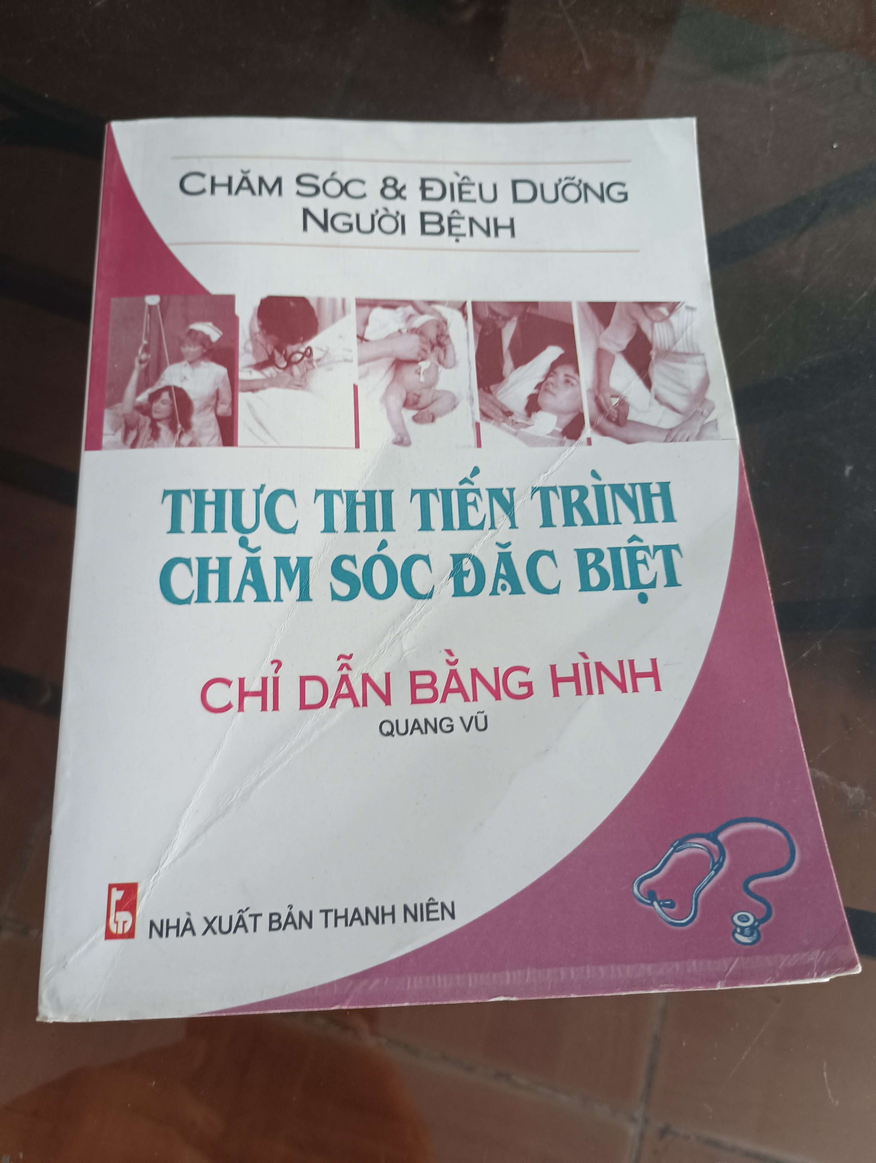 Chăm sóc & điều dưỡng người bệnh: Thực thi tiến trình chăm sóc đặc biệt - Chỉ dẫn bằng hình - Quang Vũ 2003 (Sách Y học - Sức khỏe - Thể thao) VAVO