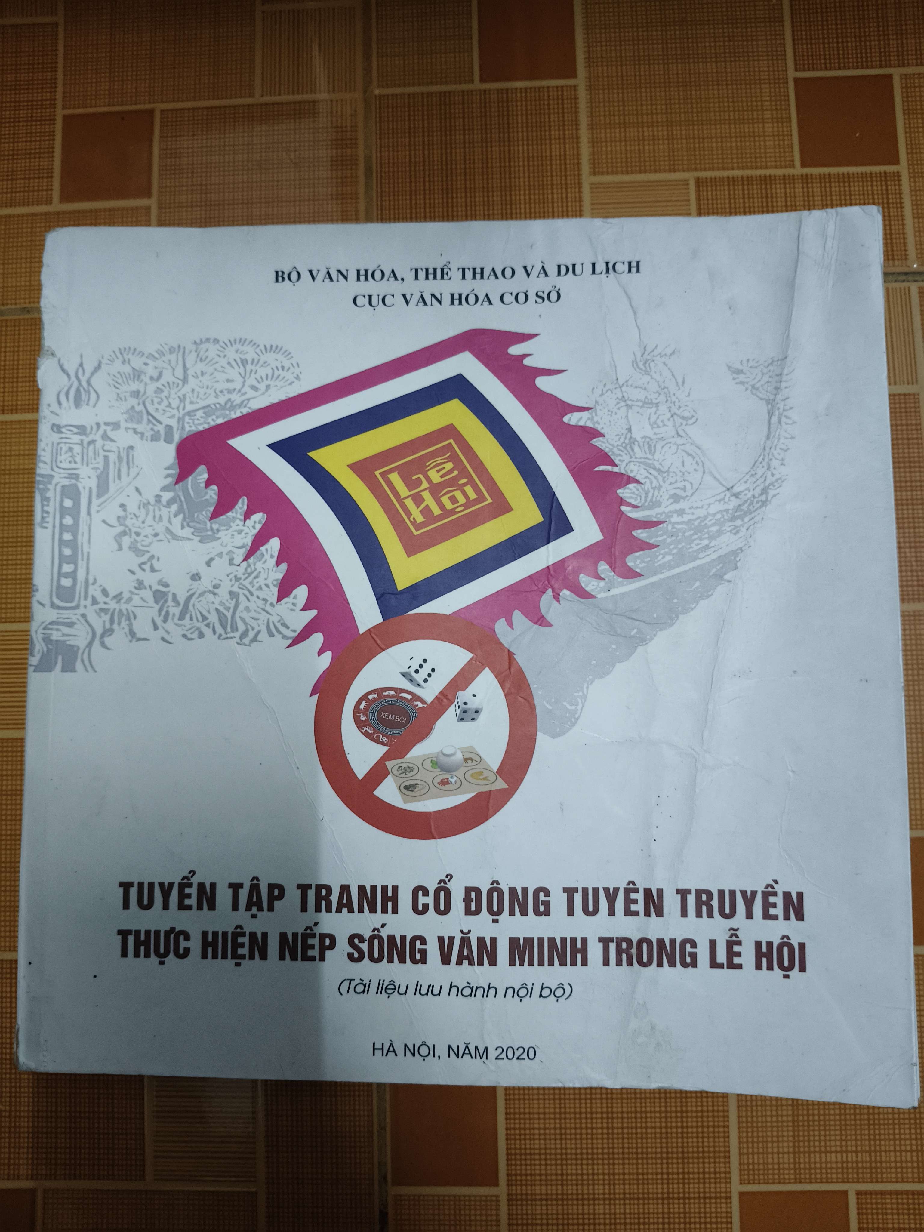 Tuyển tập tranh cổ động tuyên truyền thực hiện nếp sống văn minh trong lễ hội (Lịch sử Việt Nam) ANTQ