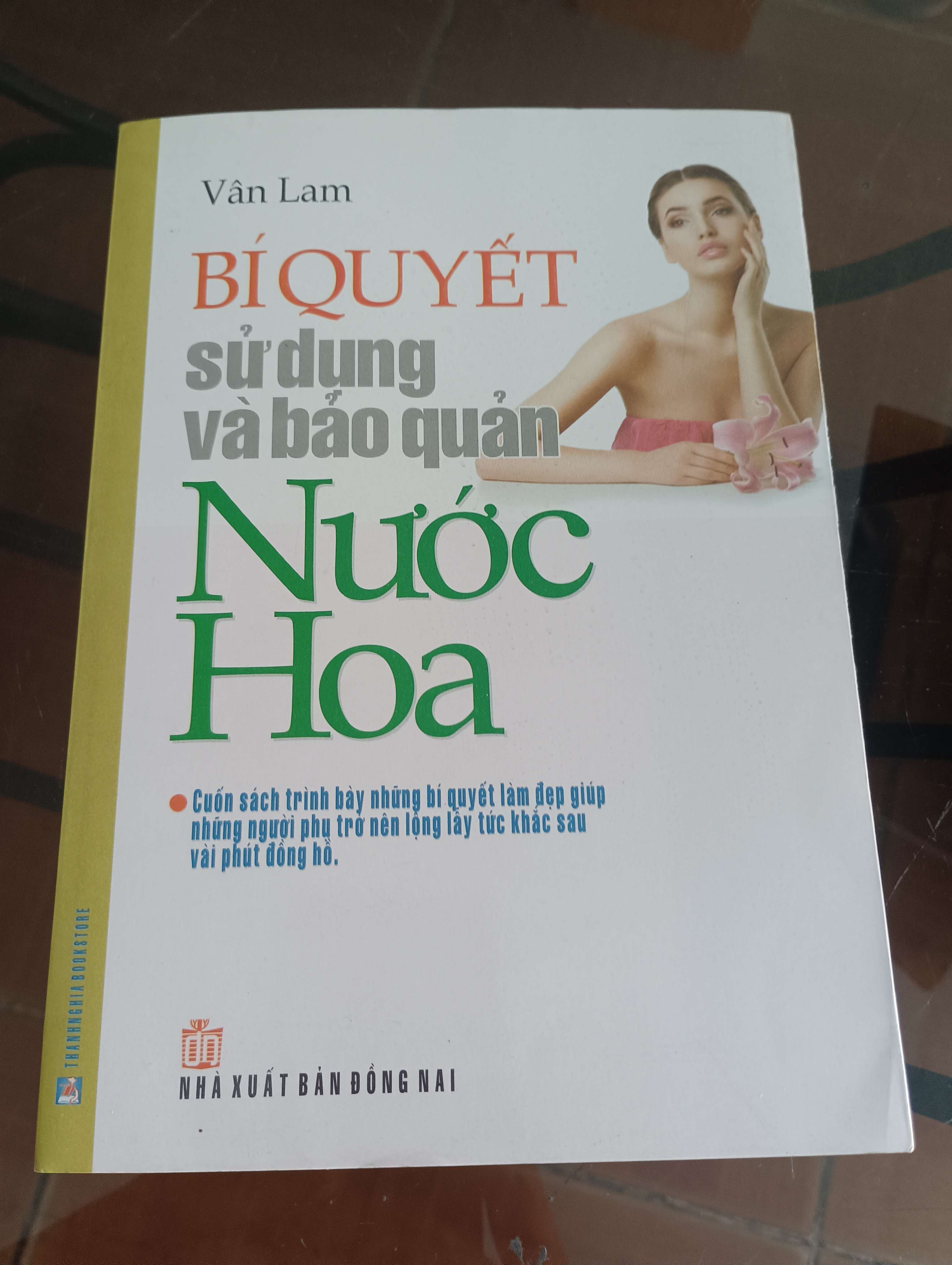 Bí Quyết Sử Dụng Và Bảo Quản Nước Hoa - Vân Lam 2012 (Sách kiến thức tổng hợp) VAVO