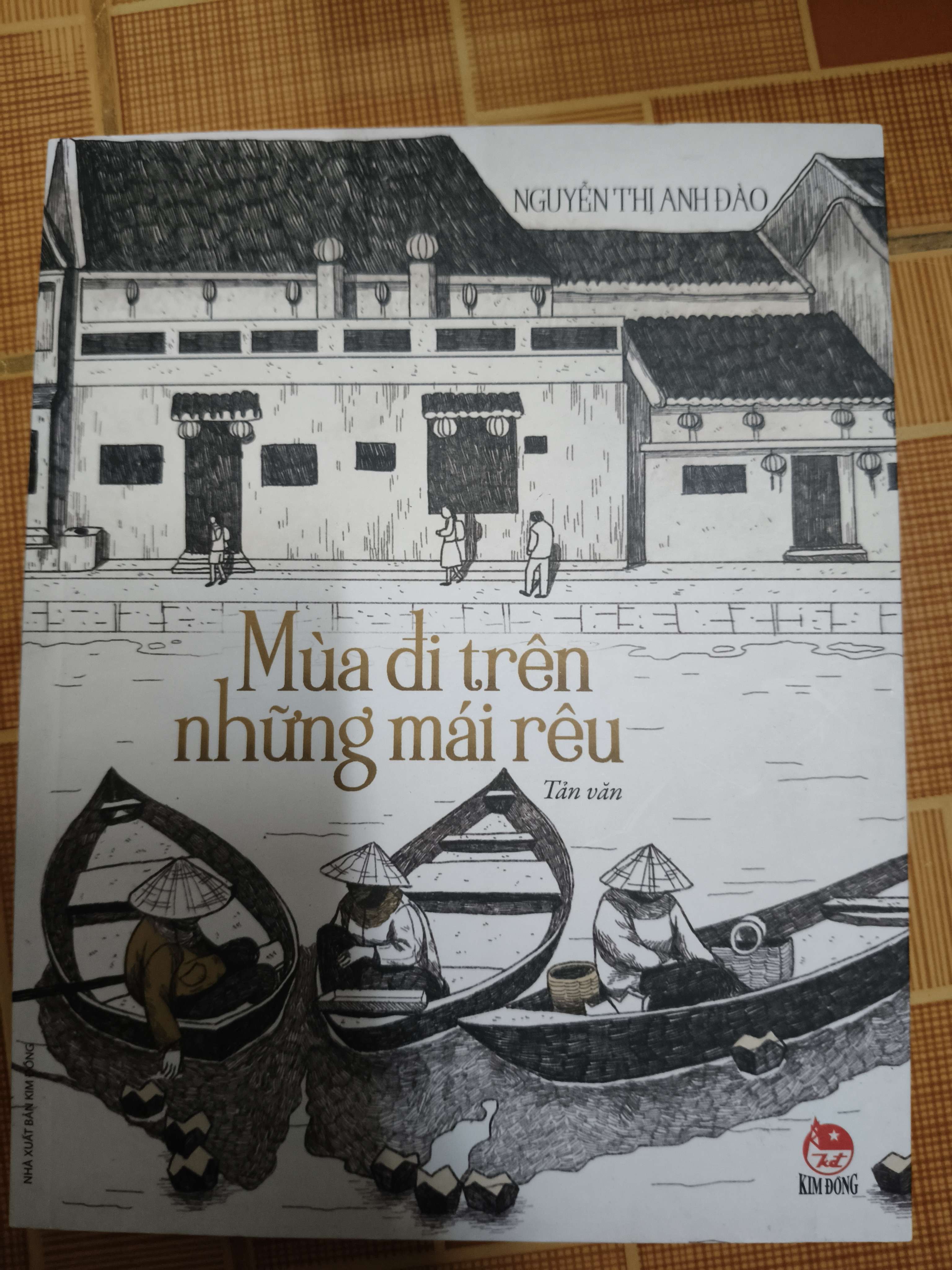 Mùa đi trên những mái rêu (Viết về Hội An) (Sách văn học) ANTQ