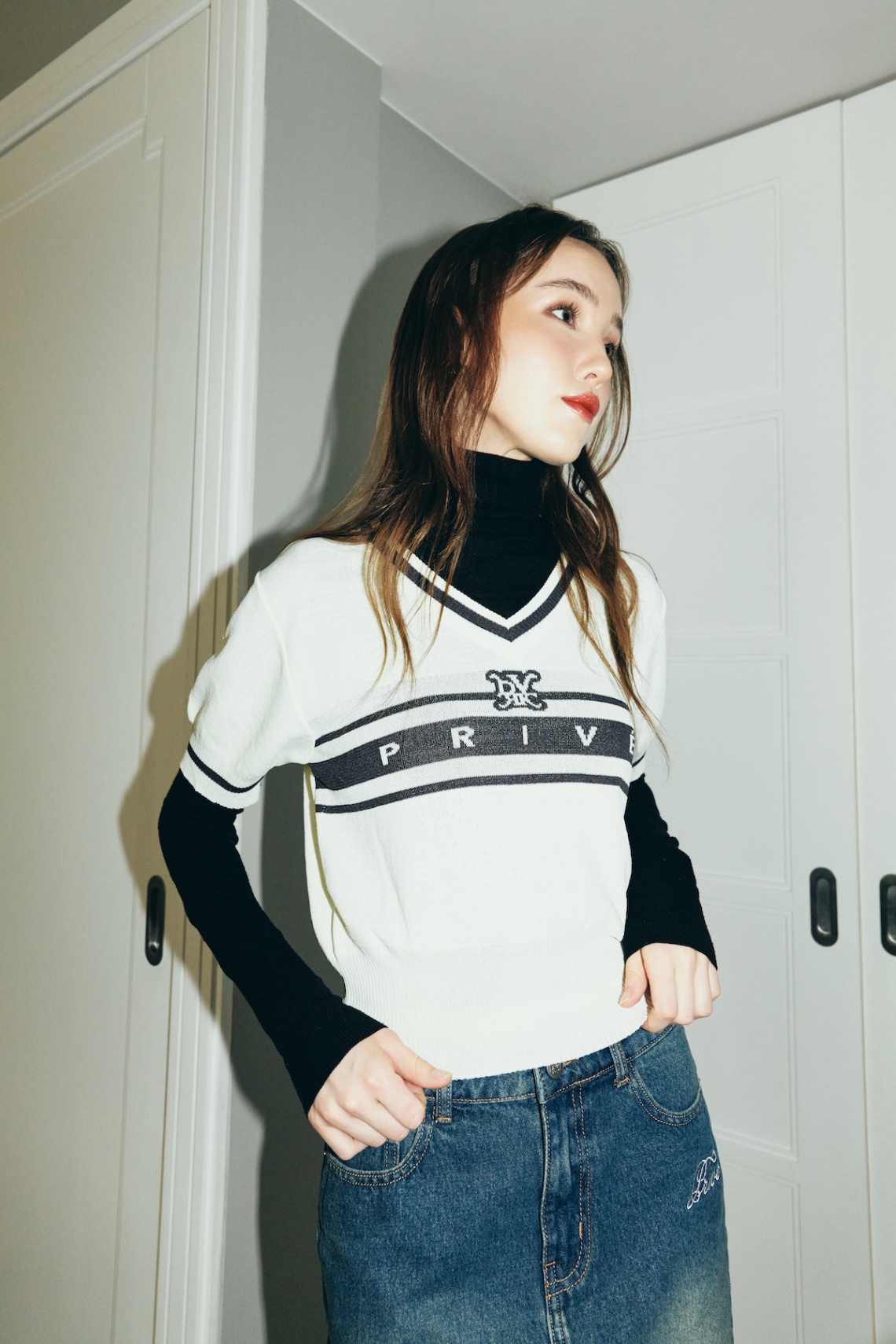 DVRK PRIVÉ BAR LOGO V-NECK KNITTED T-SHIRT - CREAM