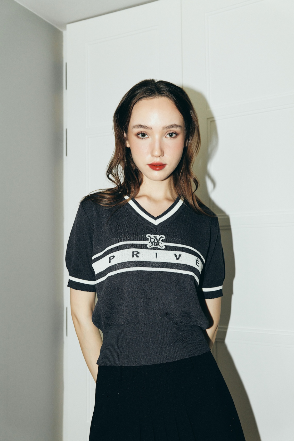 DVRK PRIVÉ BAR LOGO V-NECK KNITTED T-SHIRT - GREY