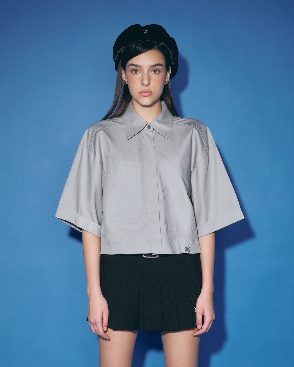 DVRK PRIVÉ CROPPED SHORT-SLEEVE SHIRT WITH METAL LOGO - GREY