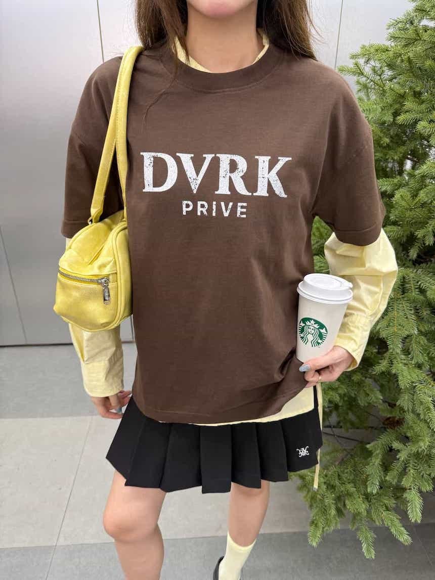DVRK PRIVÉ RETRO LOGO TEE - BROWN