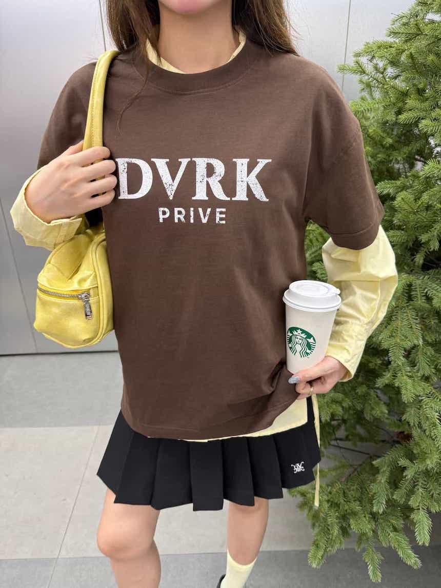 DVRK PRIVÉ RETRO LOGO TEE - BROWN