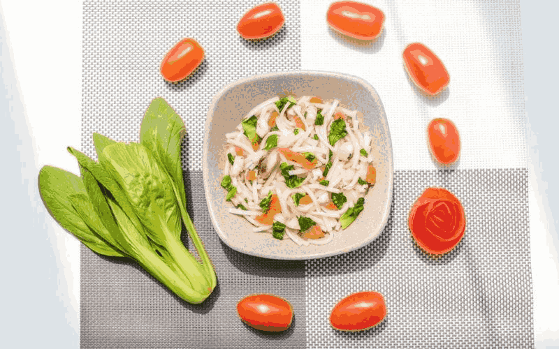 Mì somen nấu cùng cải thảo, cà chua, hành tây