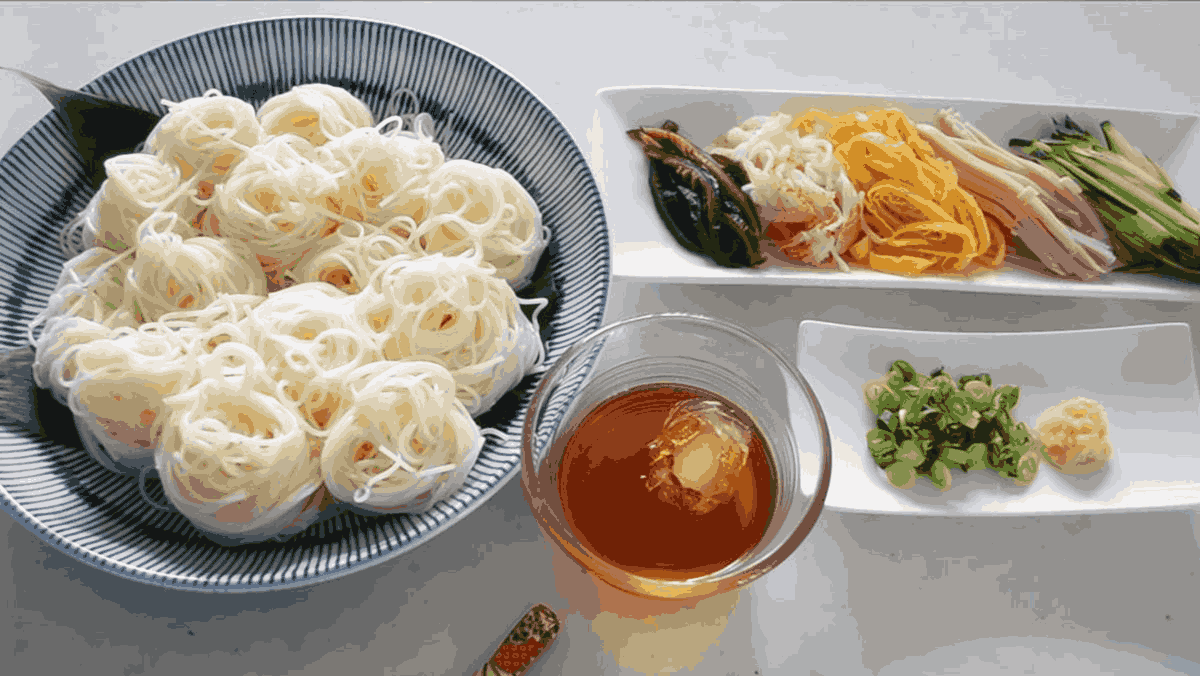 Mì somen nấu cùng rau củ thập cẩm