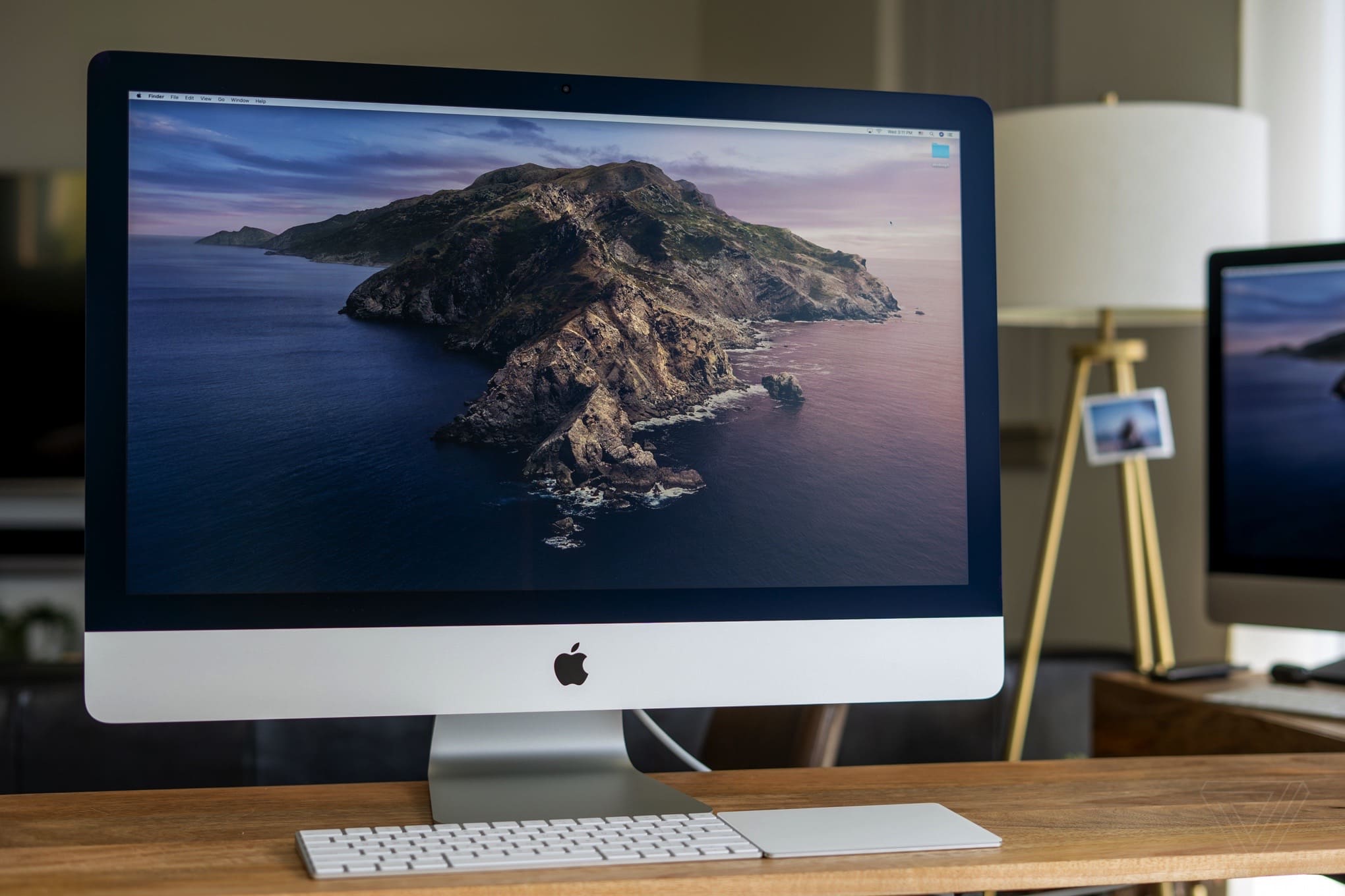 iMac 2020 mới của Apple có giá khởi điểm là 1.799 USD, tức là khoảng 42 triệu VND