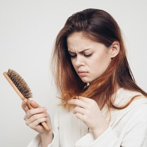 BẠN LÀM GÌ KHI TÓC KHÔ XƠ VÀ GÃY RỤNG?