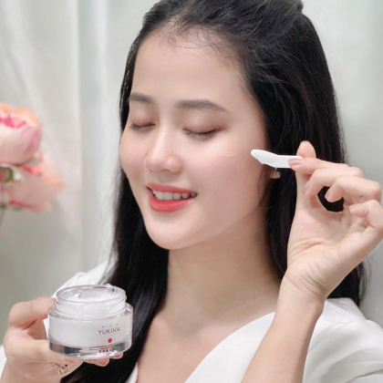 Kem dưỡng hỗ trợ trị nám, tàn nhang Yukina Whitening Deep Treatment Gel 50g