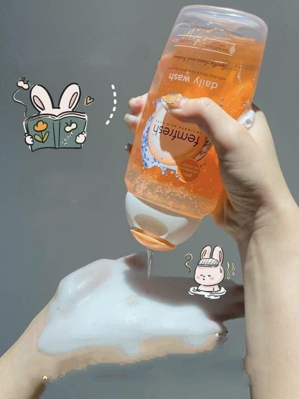 Dung Dịch Vệ Sinh Phụ Nữ Femfresh Daily Wash 250ml màu cam