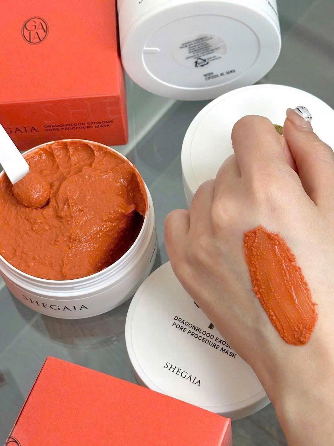 Mặt Nạ Đất Sét Huyết Rồng Shegaia – Thu Nhỏ Lỗ Chân Lông Hàn Quốc hộp 150g
