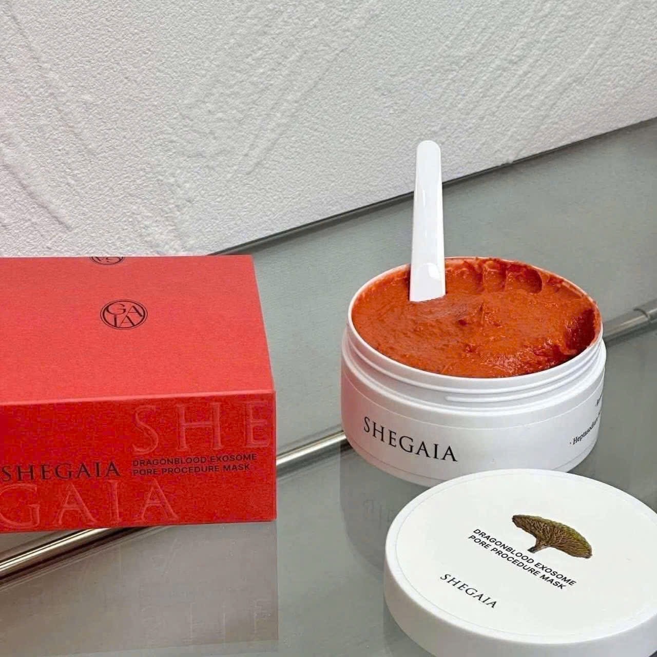 Mặt Nạ Đất Sét Huyết Rồng Shegaia – Thu Nhỏ Lỗ Chân Lông Hàn Quốc hộp 150g