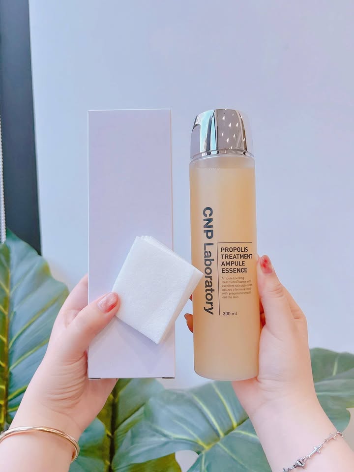 Set Nước thần CNP Propolis Treatment Ampule Essence 300ml tặng kèm bông tẩy trang