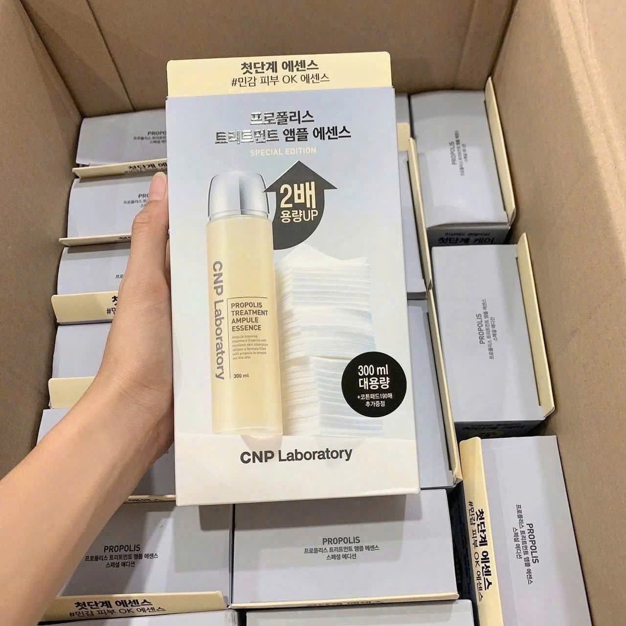 Set Nước thần CNP Propolis Treatment Ampule Essence 300ml tặng kèm bông tẩy trang