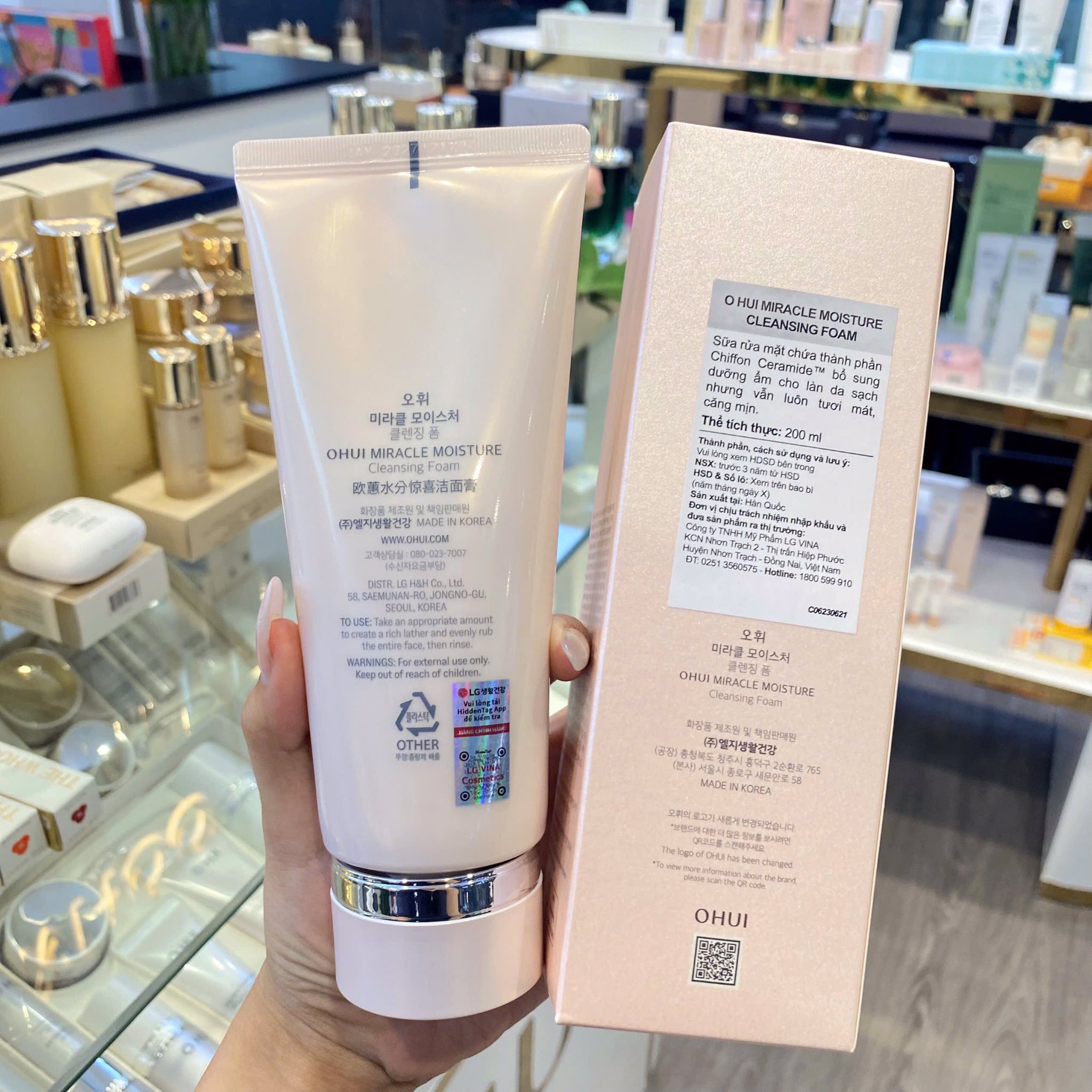 Sữa rửa mặt dưỡng ẩm OHUI Miracle Moisture Cleansing Foam