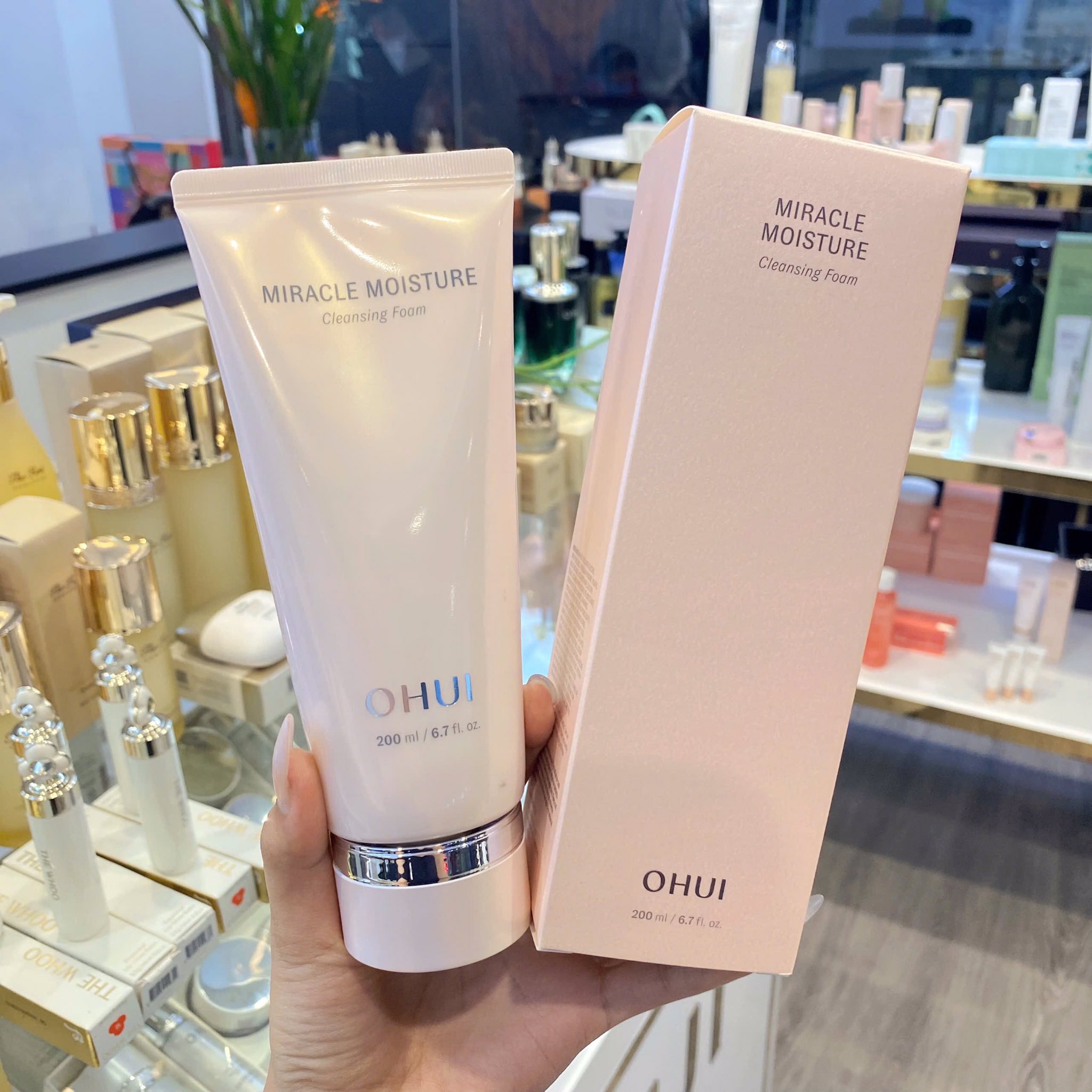 Sữa rửa mặt dưỡng ẩm OHUI Miracle Moisture Cleansing Foam